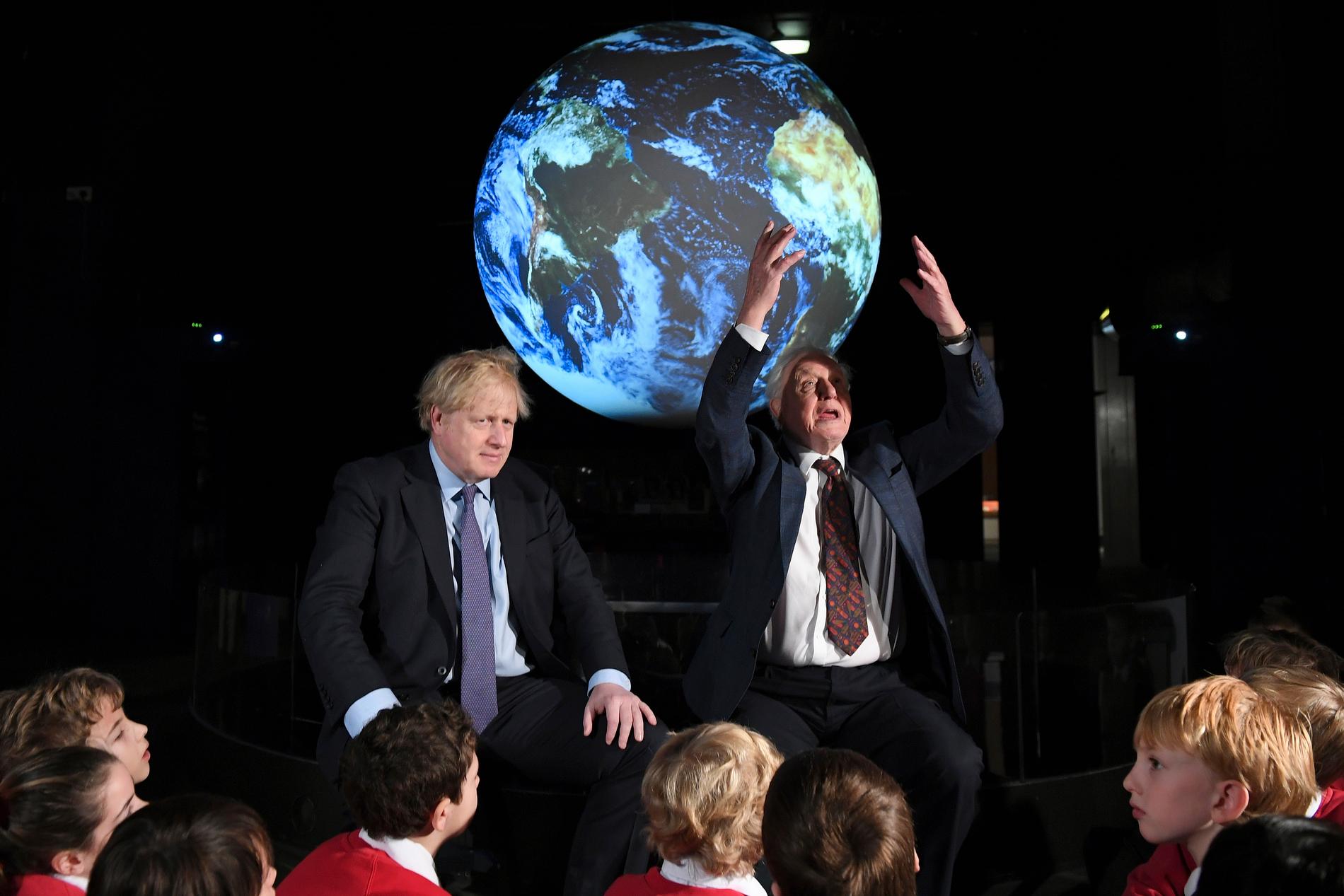 Boris Johnson och David Attenborough på scenen i London.