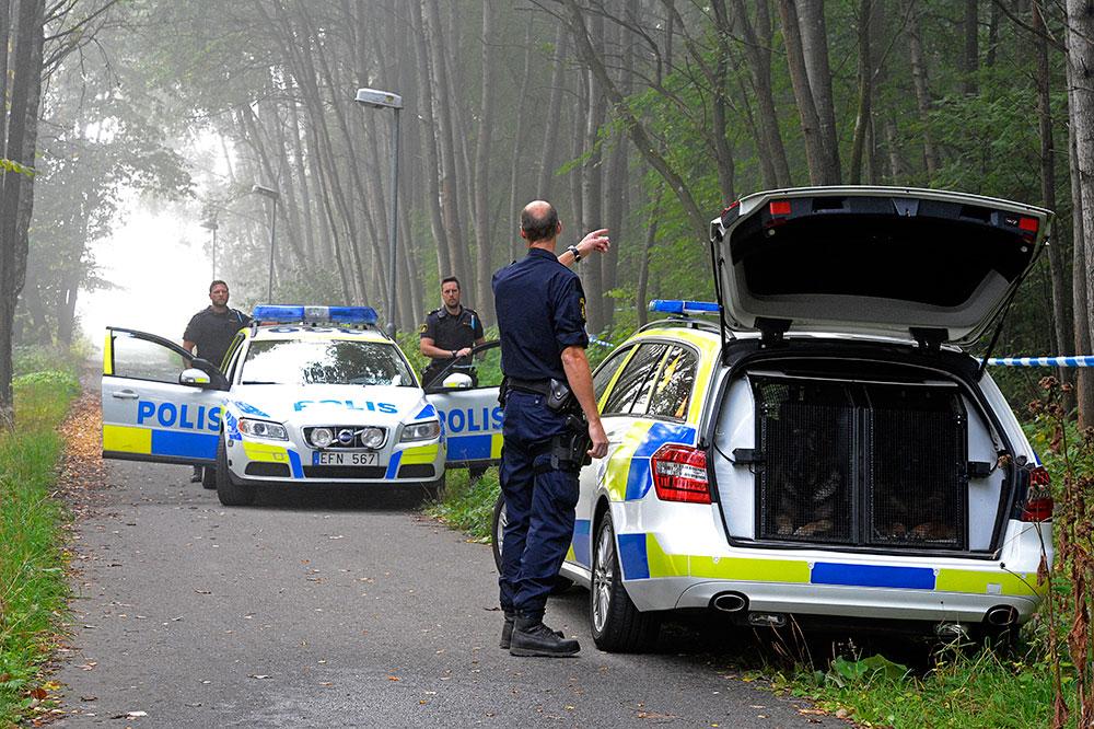 Polis på plats i Frösunda, där en man hittades död. Mannen kan ha lockats på en dejtingsajt.
