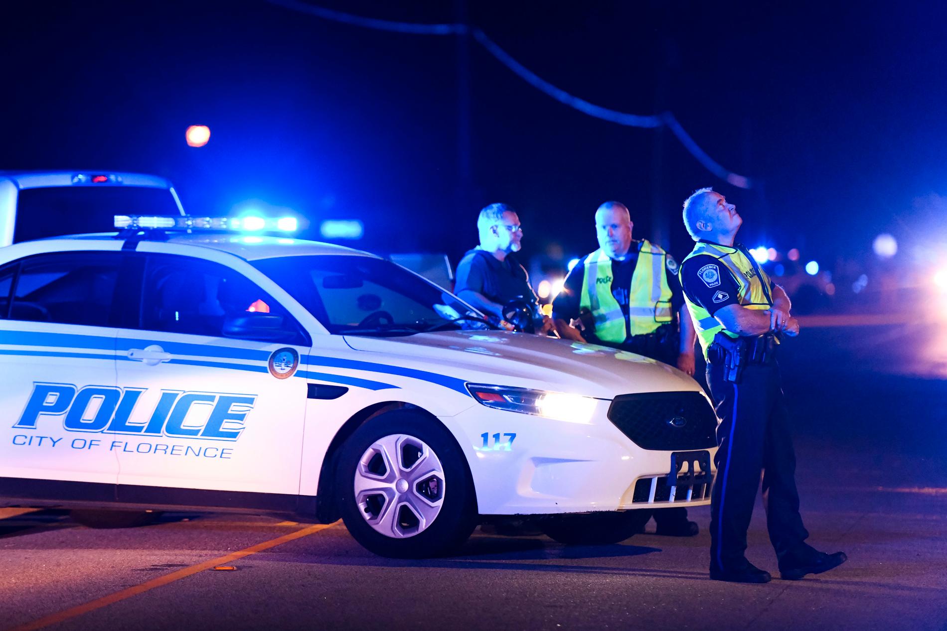 En polis dödades och sex skadades vid en skottlossning under onsdagen i Florence County i delstaten South Carolina i USA.