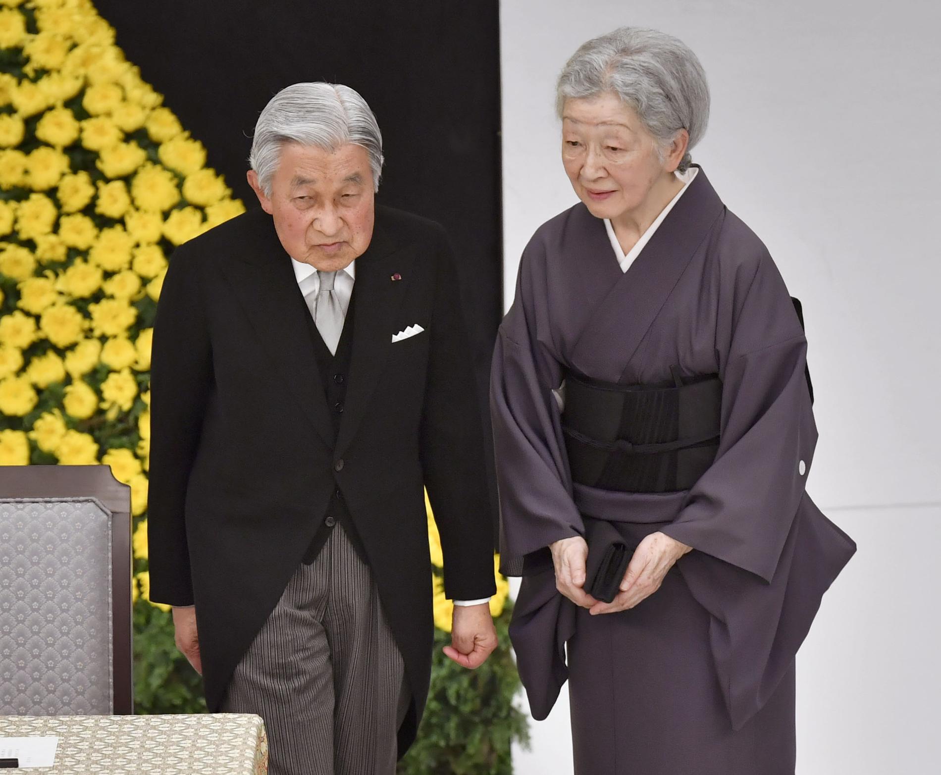 Japans kejsare Akihito i sällskap av kejsarinnan Michiko. Arkivbild.