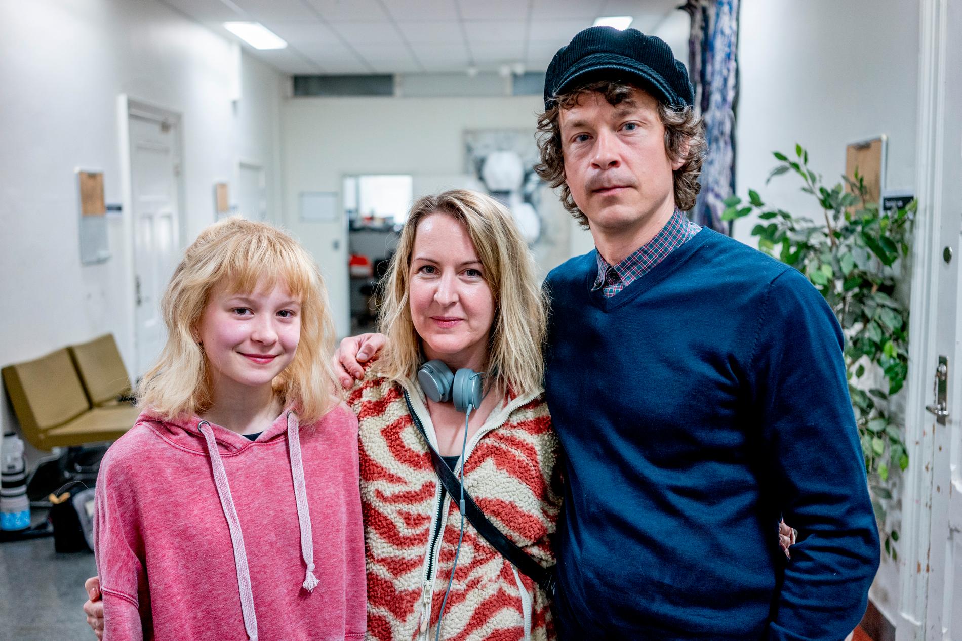 Sigrid Johnson, regissören Sanna Lenken och Oscar Töringe under inspelningen av "Comedy queen" i maj förra året. Arkivbild.
