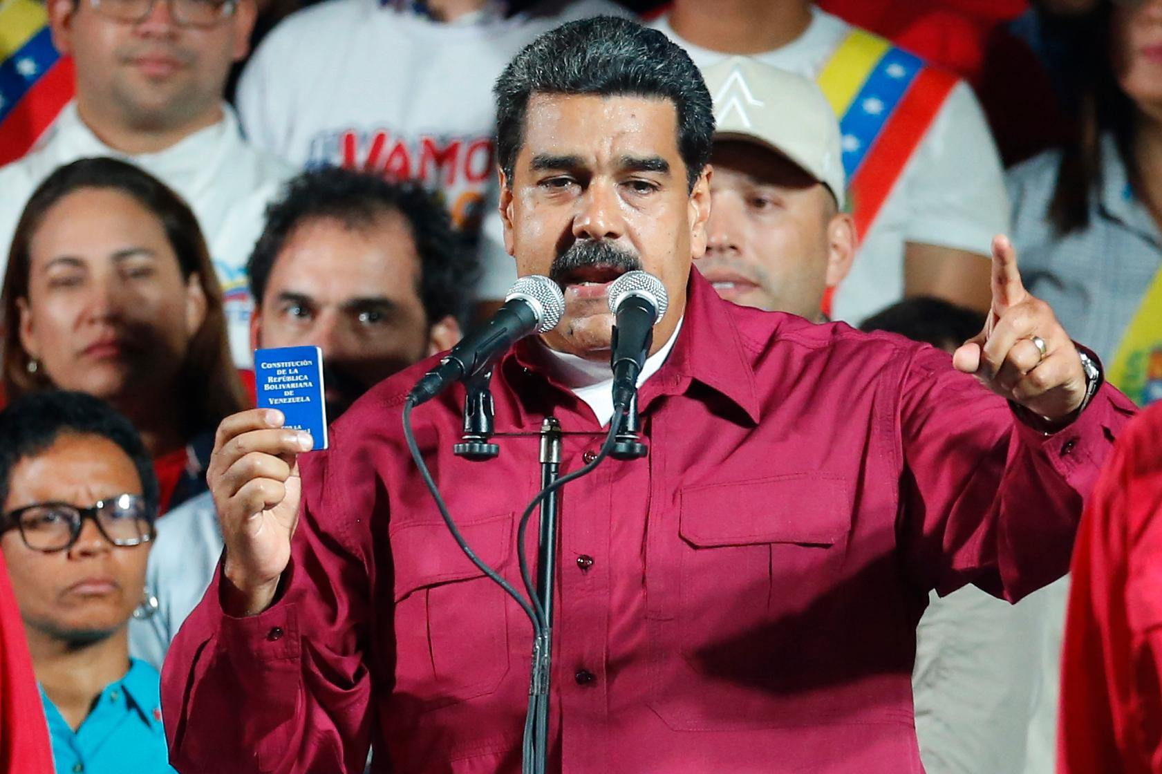 Nicolás Maduro håller segertal.
