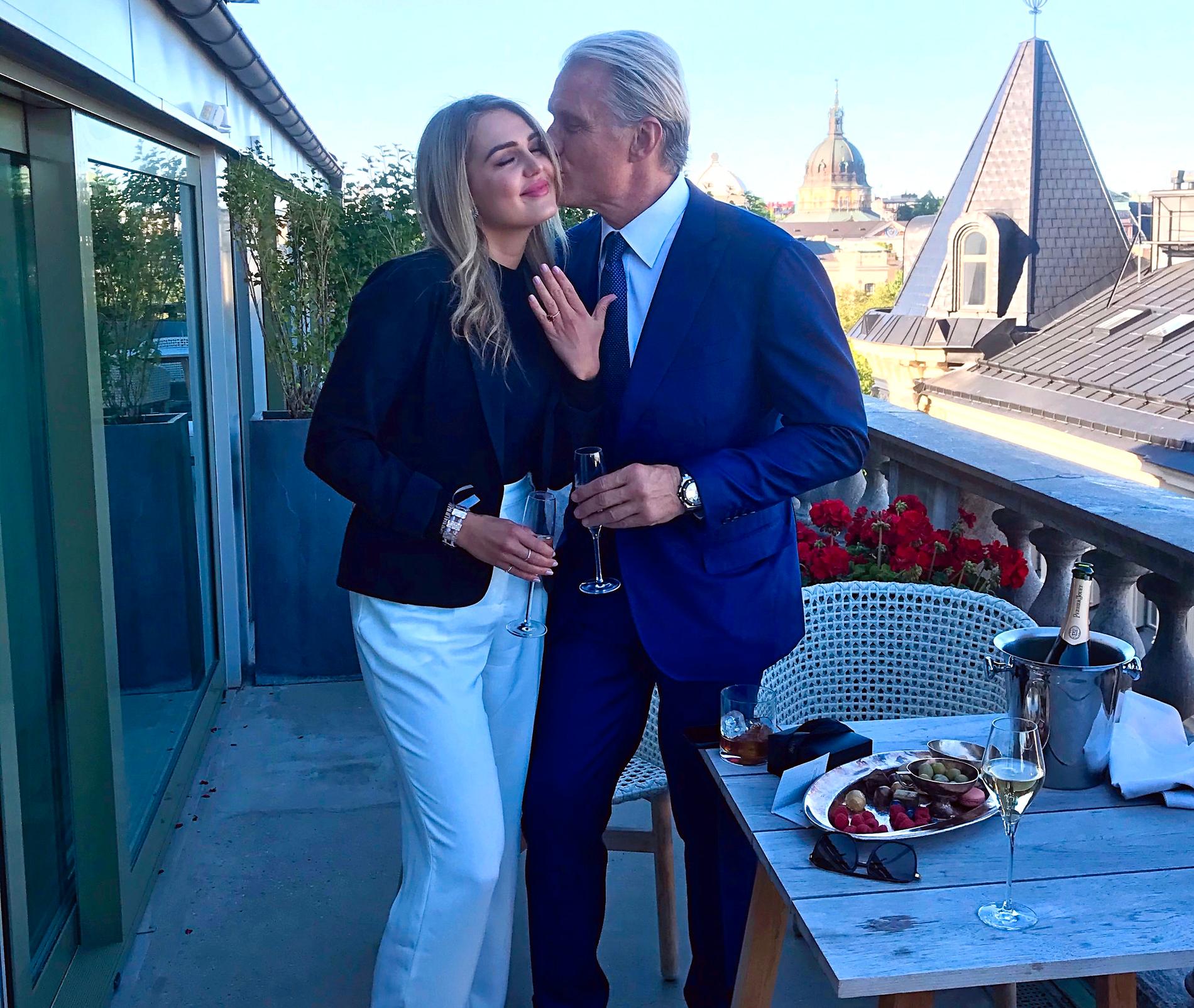 Emma Krokdal och Dolph Lundgren förlovade sig i Stockholm.