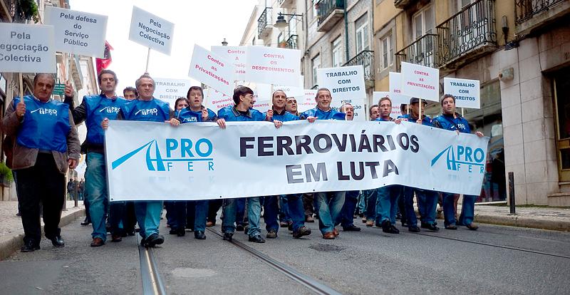 pressat portugal Järnvägsarbetare i Portugals huvudstad Lissabon protesterade i går mot de krisåtgärder landets regering tvingats införa. Landet är hårt pressat av en ekonomisk kris – liksom hela eurozonen.