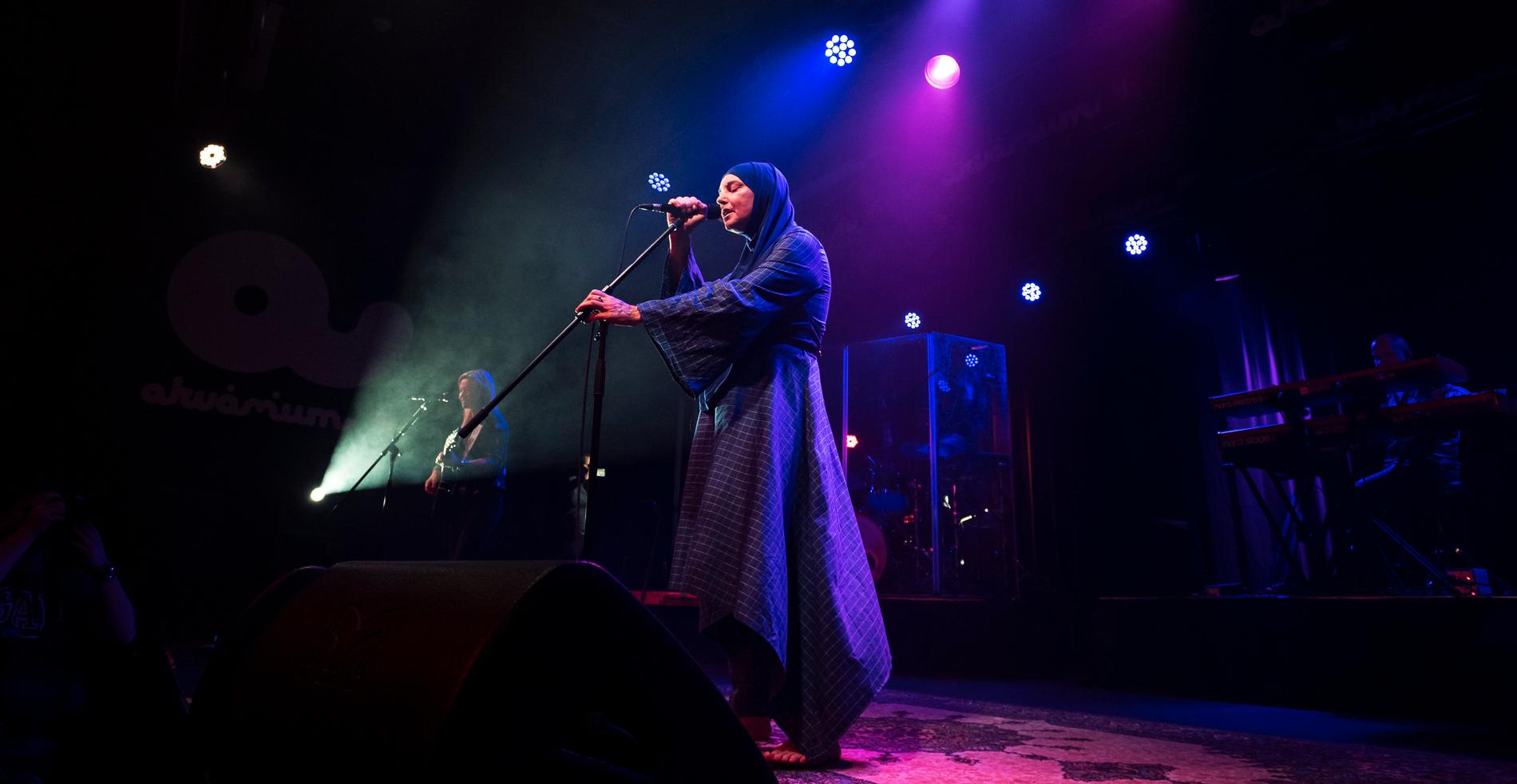 Sinead O’Connor på Akvarium Klub i Budapest 2019. 2018 konverterade hon till Islam.