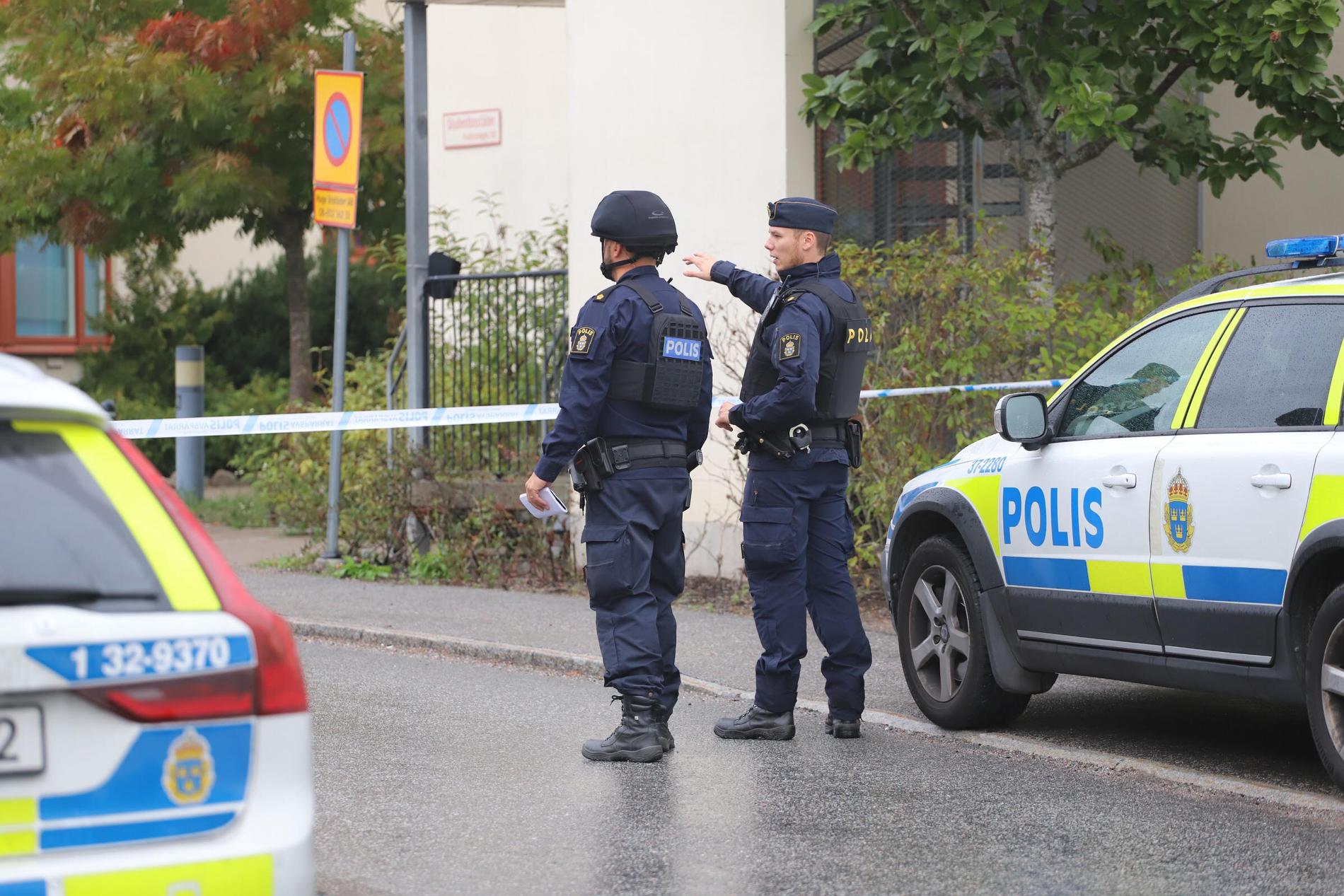 Polisen har spärrat av ett område i Flemingsberg söder om Stockholm efter en misstänkt detonation under natten