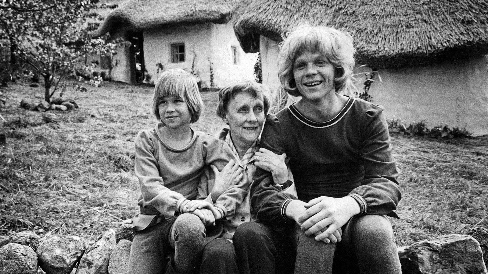 Inspelning av "Bröderna Lejonhjärta" 1975. Astrid Lindgren med Staffan Götestam (till höger) och Lars Söderdahl, de spelade Jonatan och Skorpan i filmen. 