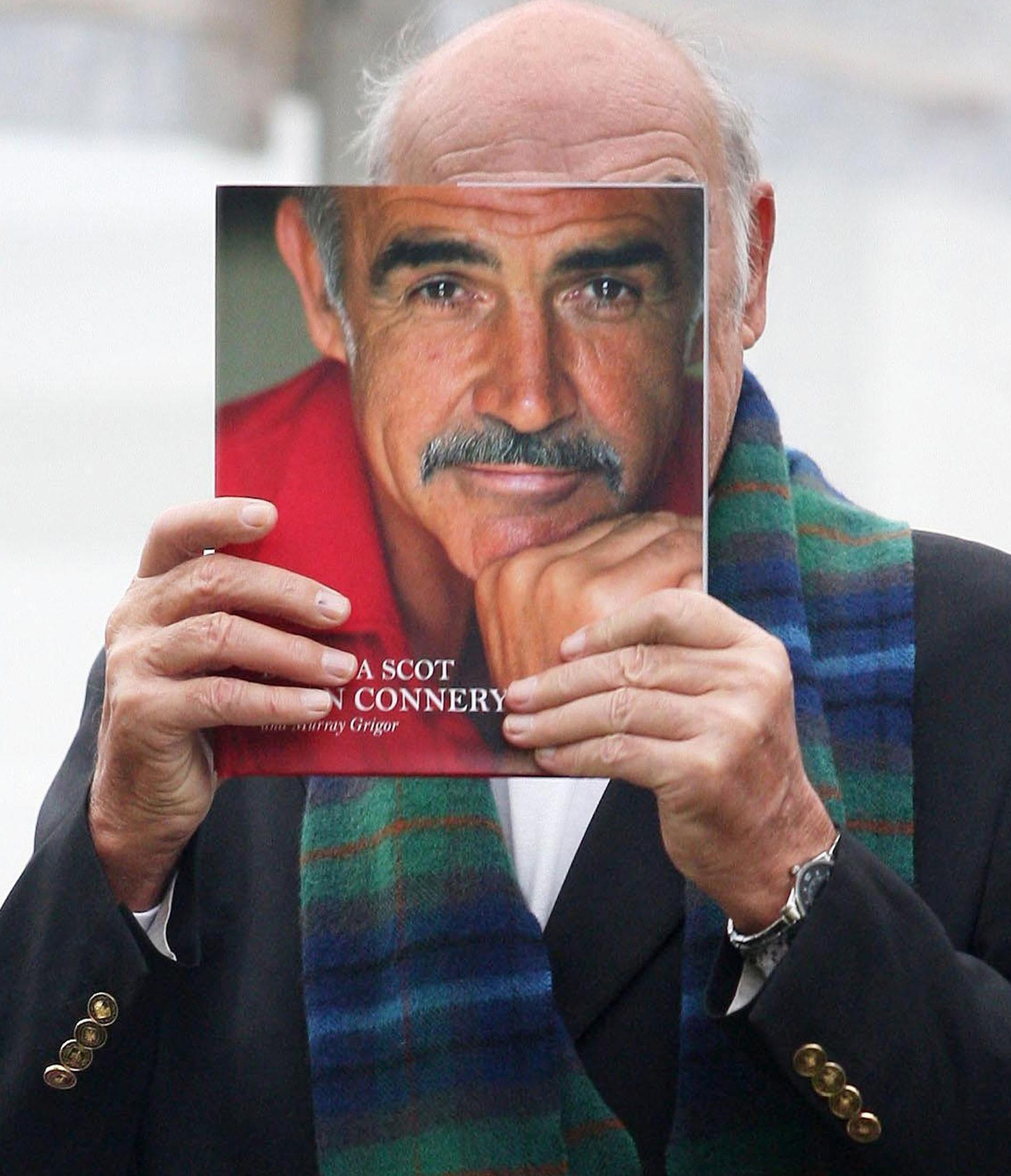Sean Connery med sin bok ”Being a scot”.