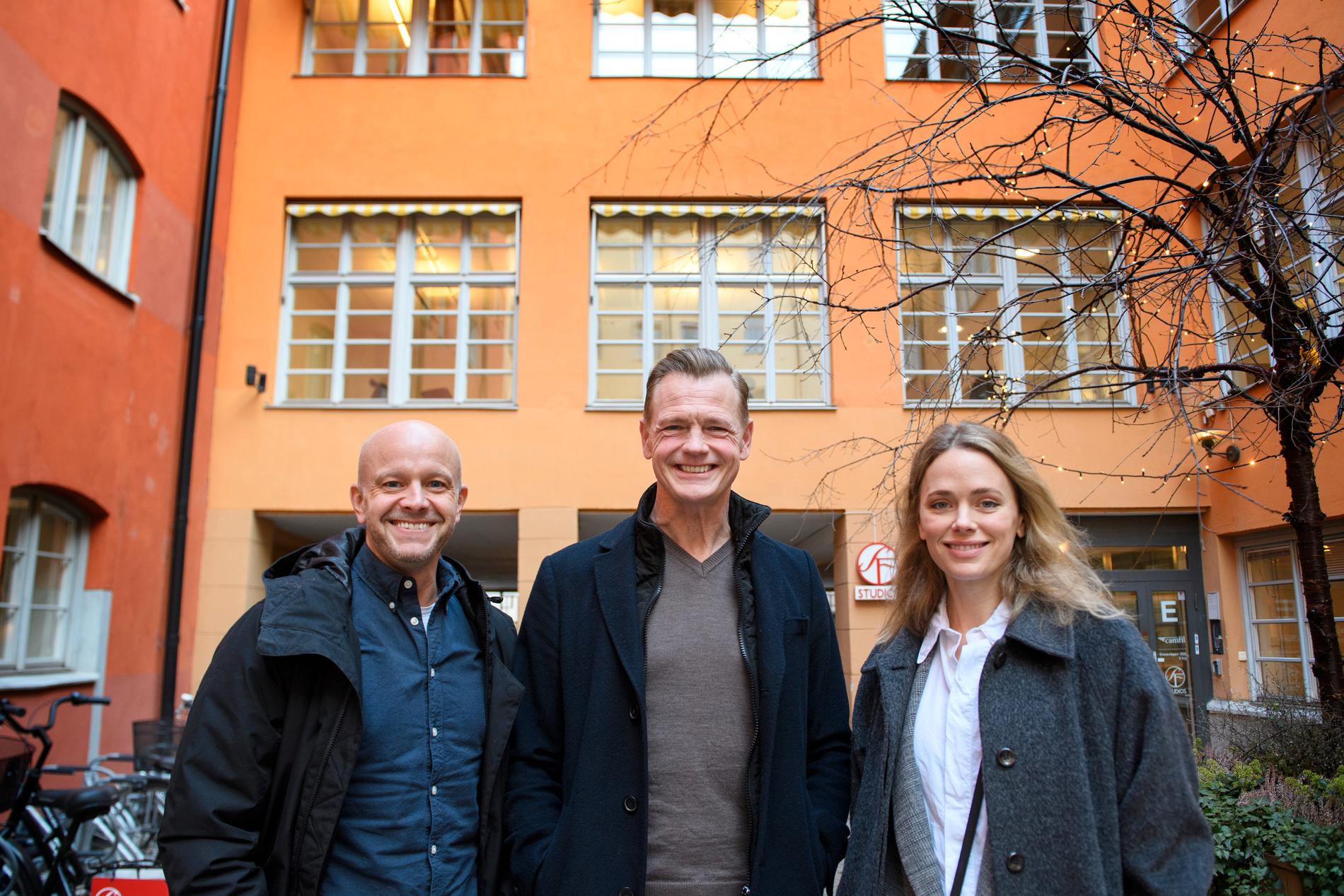 Skådespelarna Fredrik Hallgren, Katia Winter och regissören Mårten Klingberg (mitten) ser fram emot att äntligen få premiär på sin pandemiuppskjutna komedi "Ur spår".
