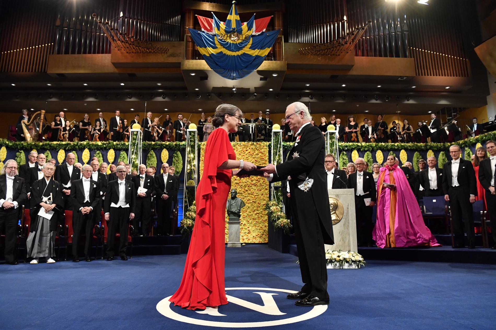 Donna Strickland får sin medalj av kung Carl Gustaf i Konserthuset i Stockholm. Hon blir den tredje kvinnan hittills att motta ett Nobelpris i fysik.