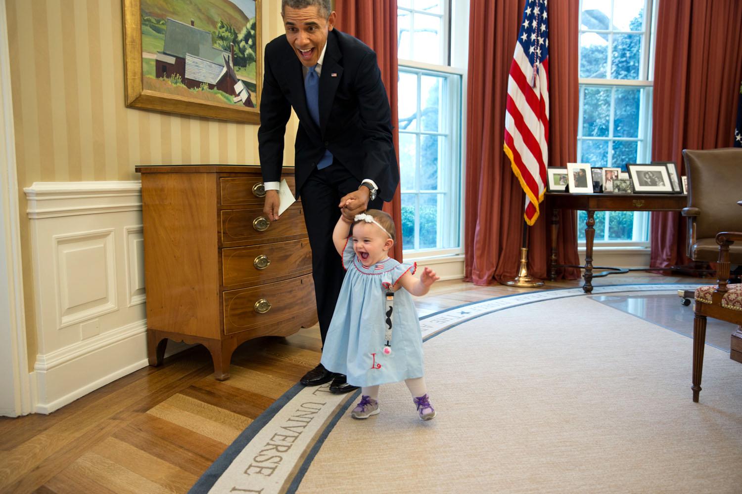 Ettåriga Lincoln Rose Smith, dotter till en av presidentens tidigare medarbetare –  tar sina första kliv i livet – i Ovala rummet.