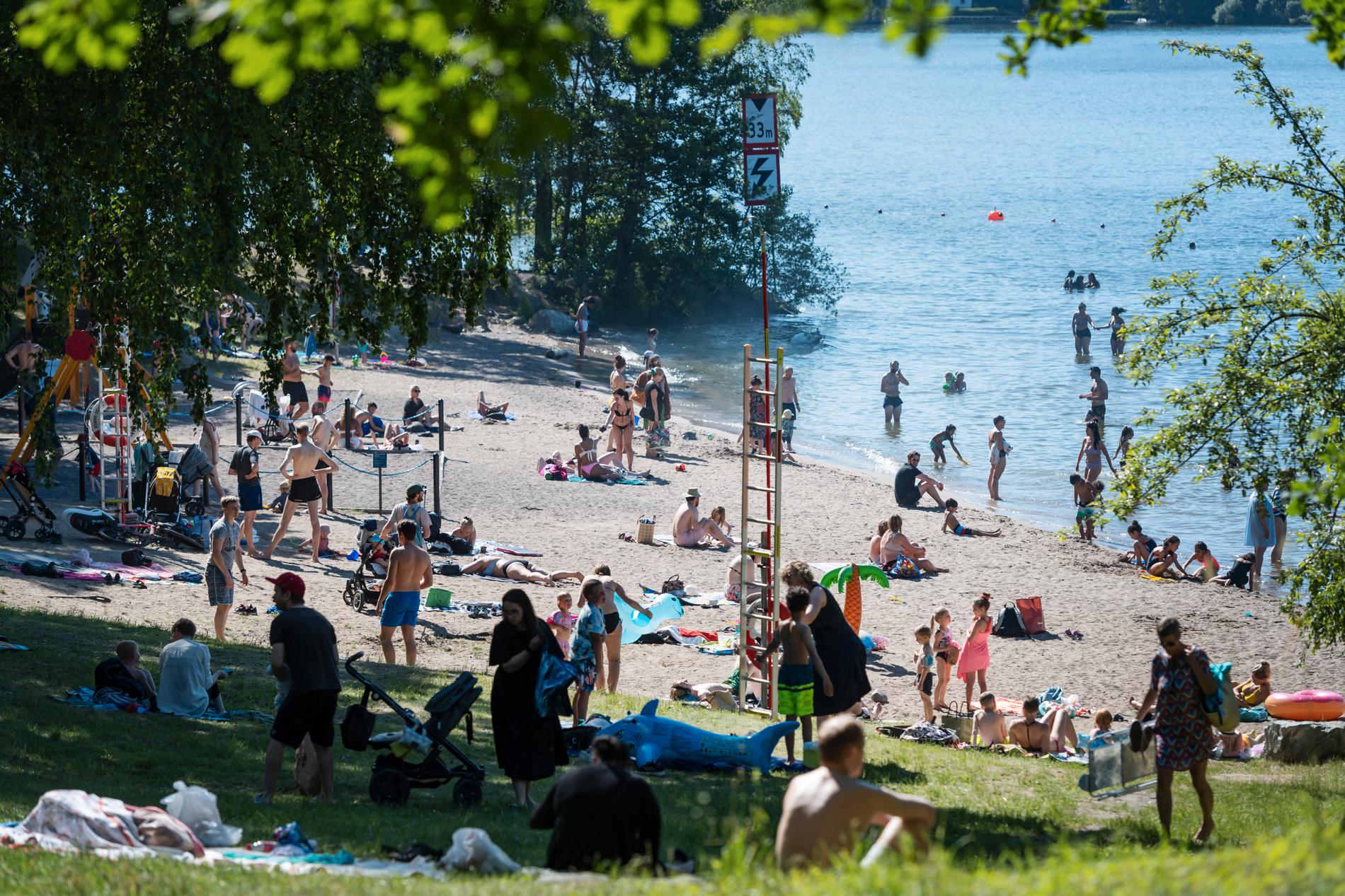  Människor solar och badar vid Mälarhöjdsbadet i Stockholm, juni.