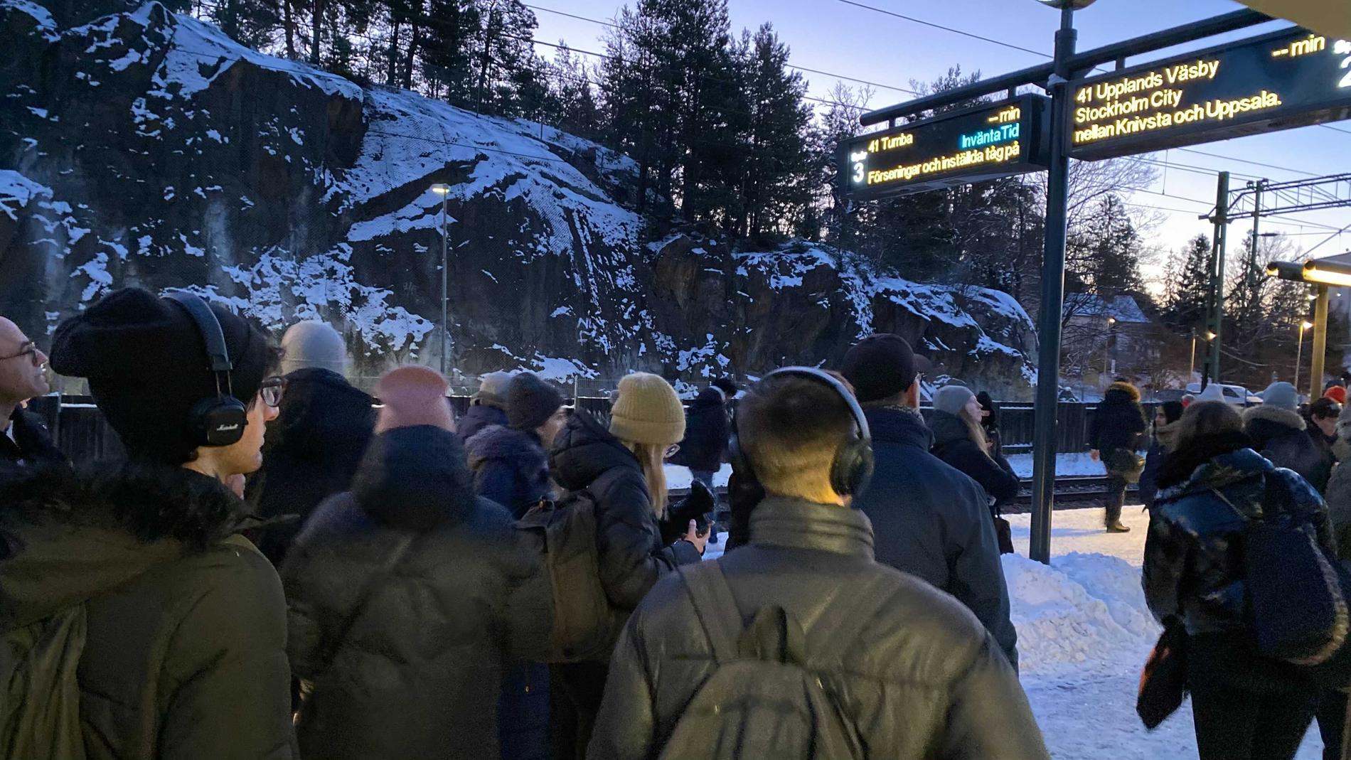 Fullt på pendeltågsperronger efter stoppet vid Stockholms Central