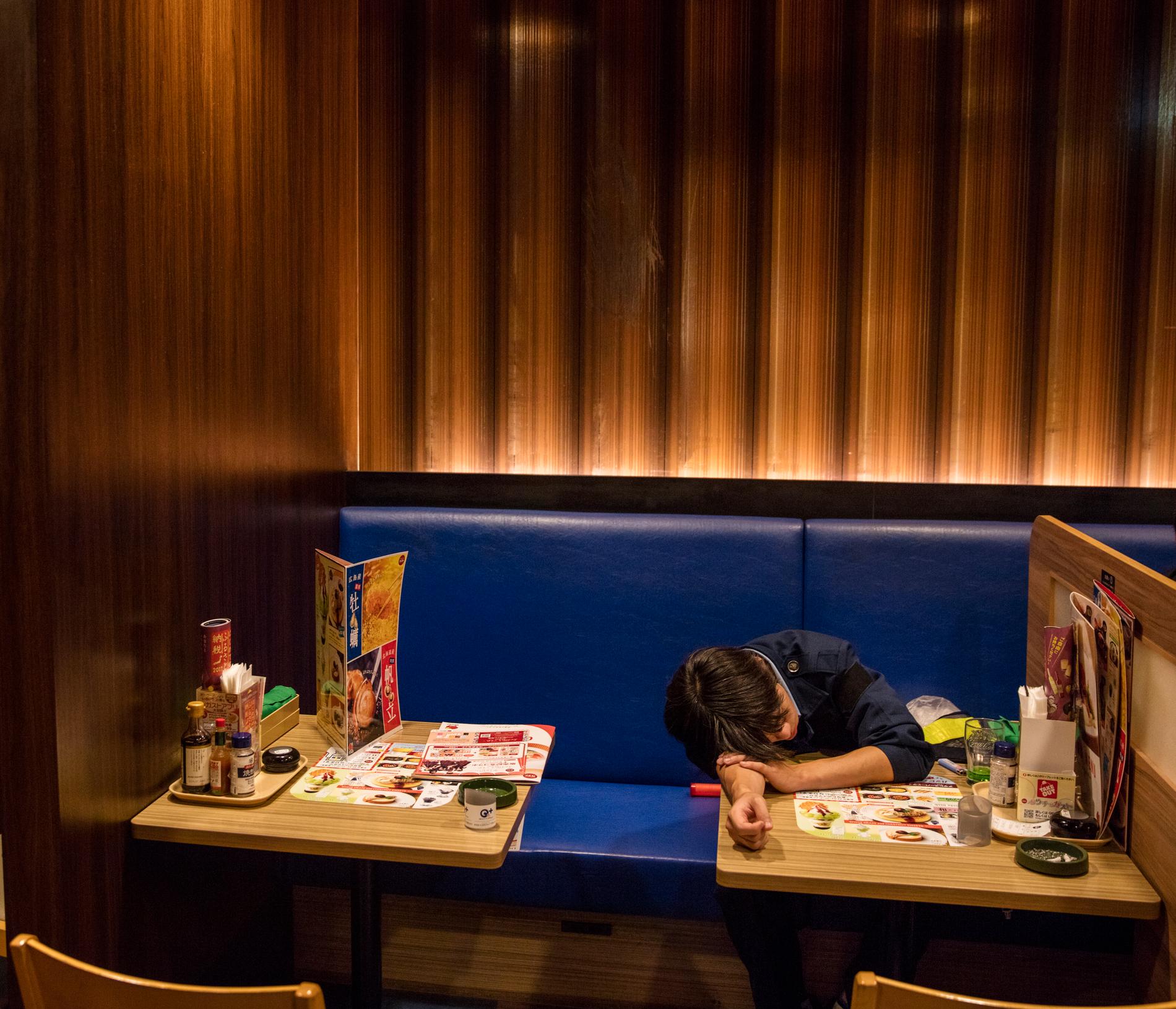 Porträttserie, 2-a pris: En man har somnat inne på en nattöppen restaurang i centrala Tokyo. Att somna på allmän plats är socialt accepterat i Japan. Det kan till och med ses som något fint: Att arbeta sig själv till utmattning.