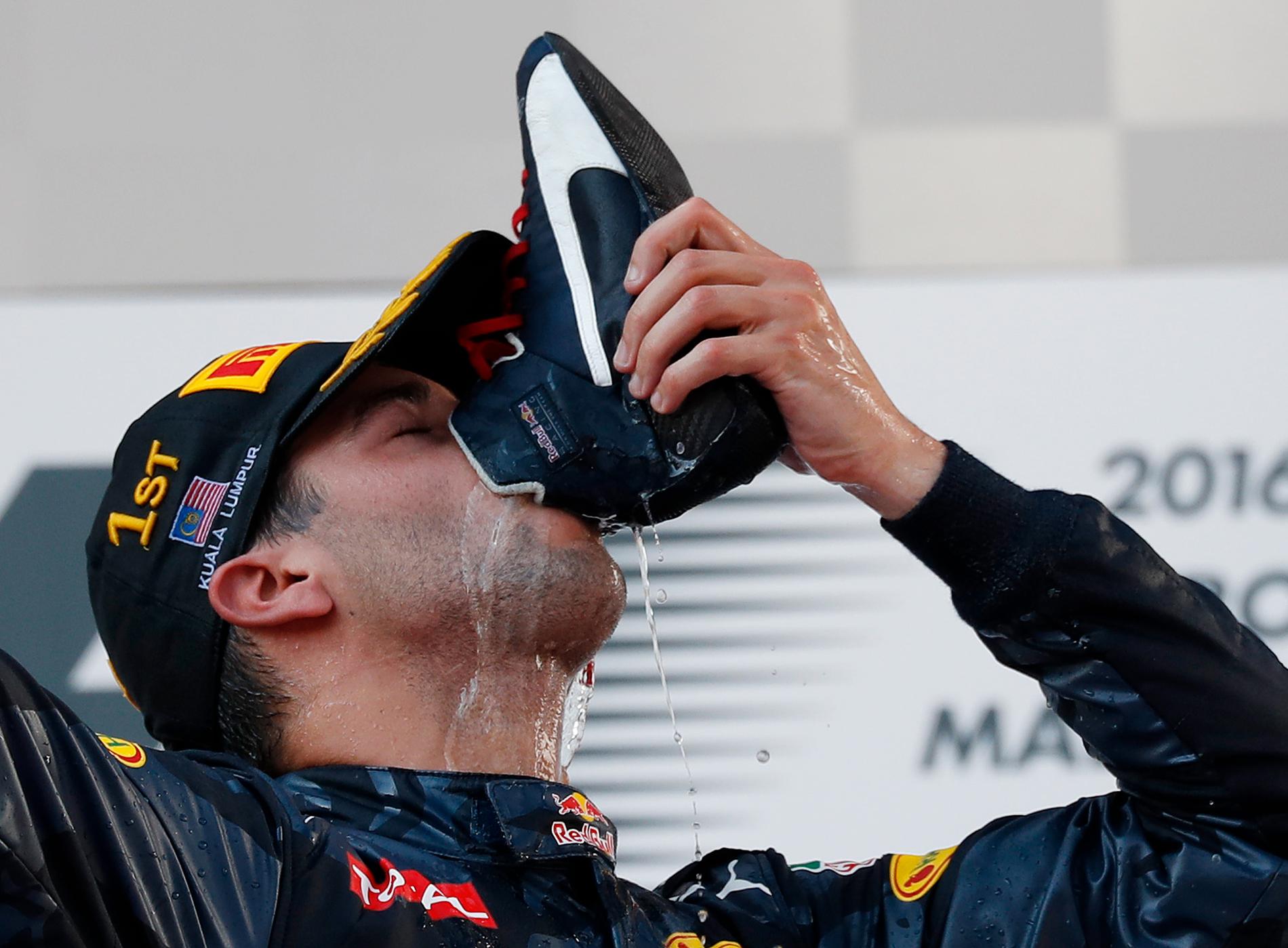 Daniel Ricciardo gör en shoey efter sin vinst på Malaysias Grand Prix, 2016.