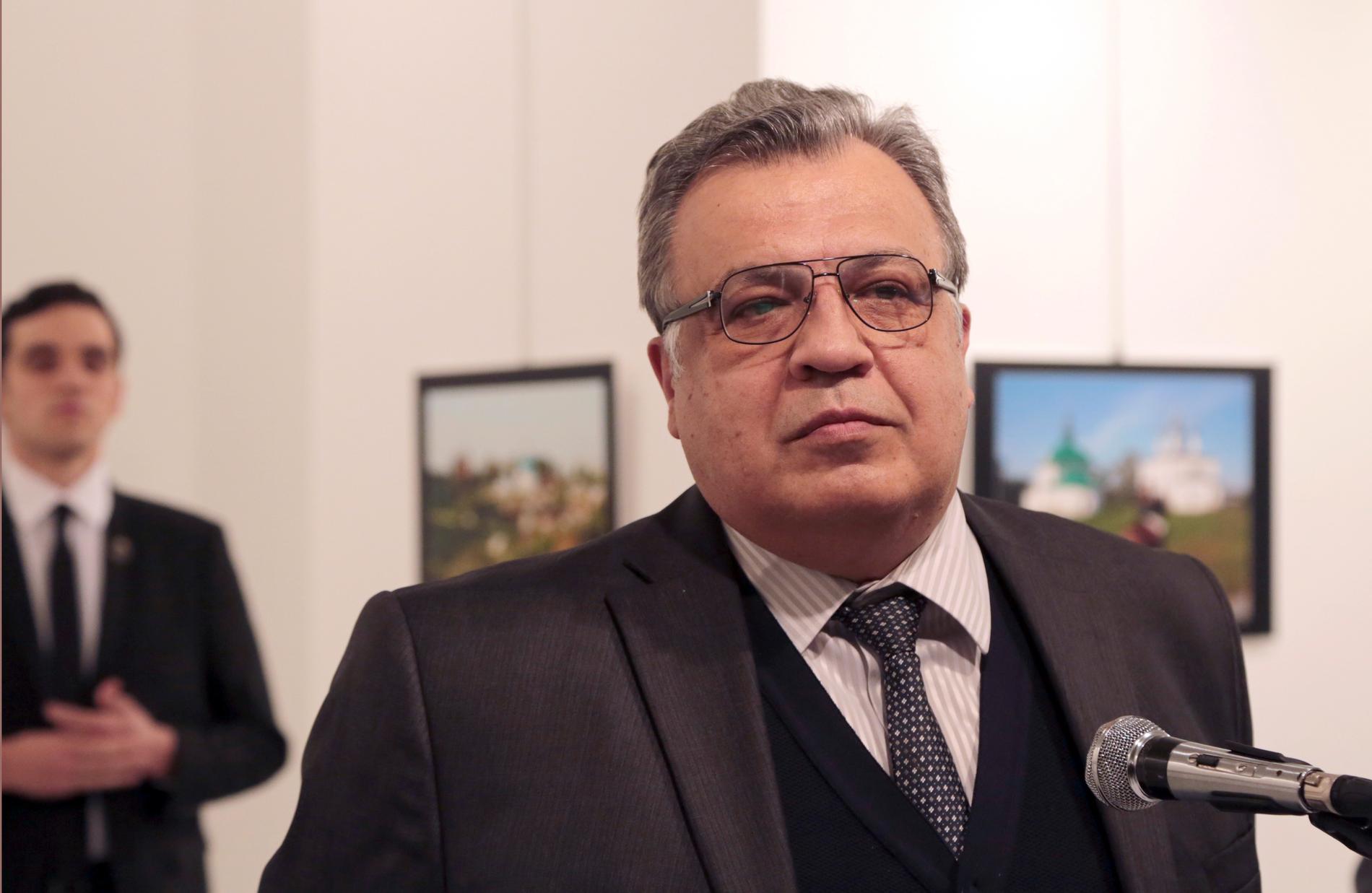 Rysslands dåvarande ambassadör i Turkiet, Andrej Karlov, talade vid en fotoutställning i Turkiets huvudstad innan han sköts ihjäl av mannen som skymtar bakom honom på bilden. Arkivbild.
