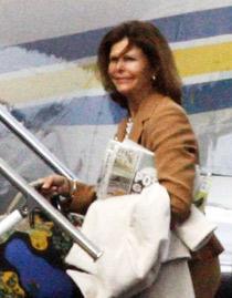 Drottning Silvia steg på regeringsplanet i Kalmar strax efter klockan 16 i går. Kolla – under armen bär hon resans läsning – Aftonbladet!