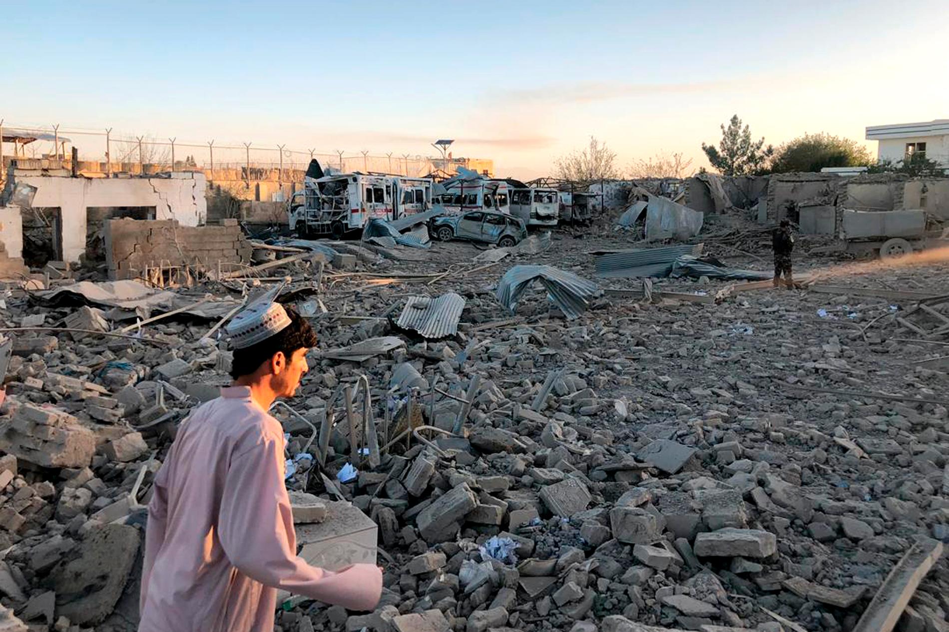 En bil lastad med sprängämnen dödade minst 20 personer vid ett sjukhus i staden Qalat i Afghanistan.