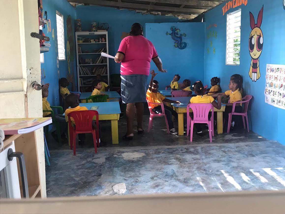Så här såg en av de tre skolorna ut inuti innan orkanen Maria blåste av taket.