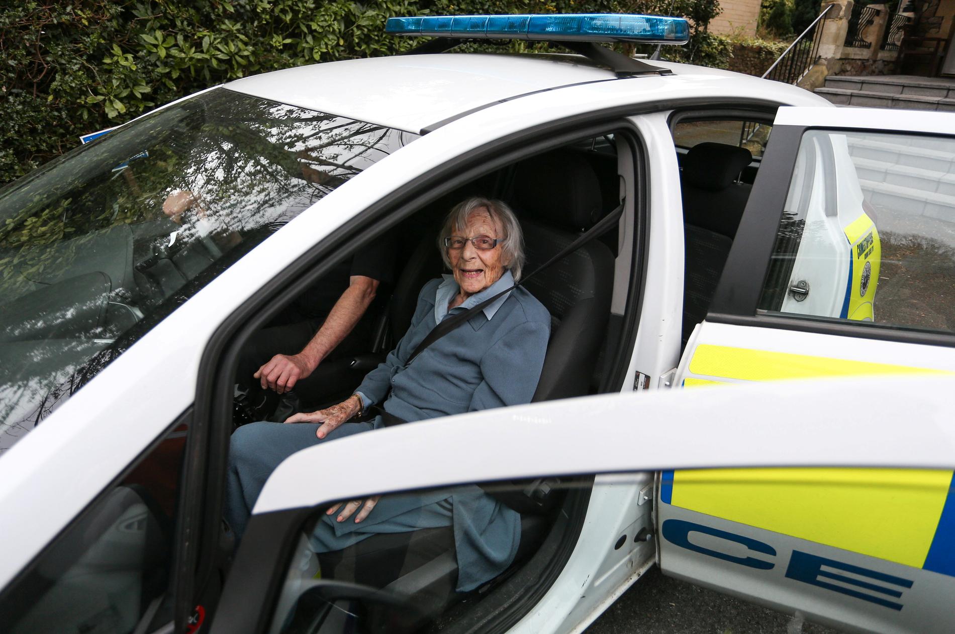 Anne Brokenbrow, 104, drömde om något få önskar sig – att bli gripen av polisen. Då blev hon det.