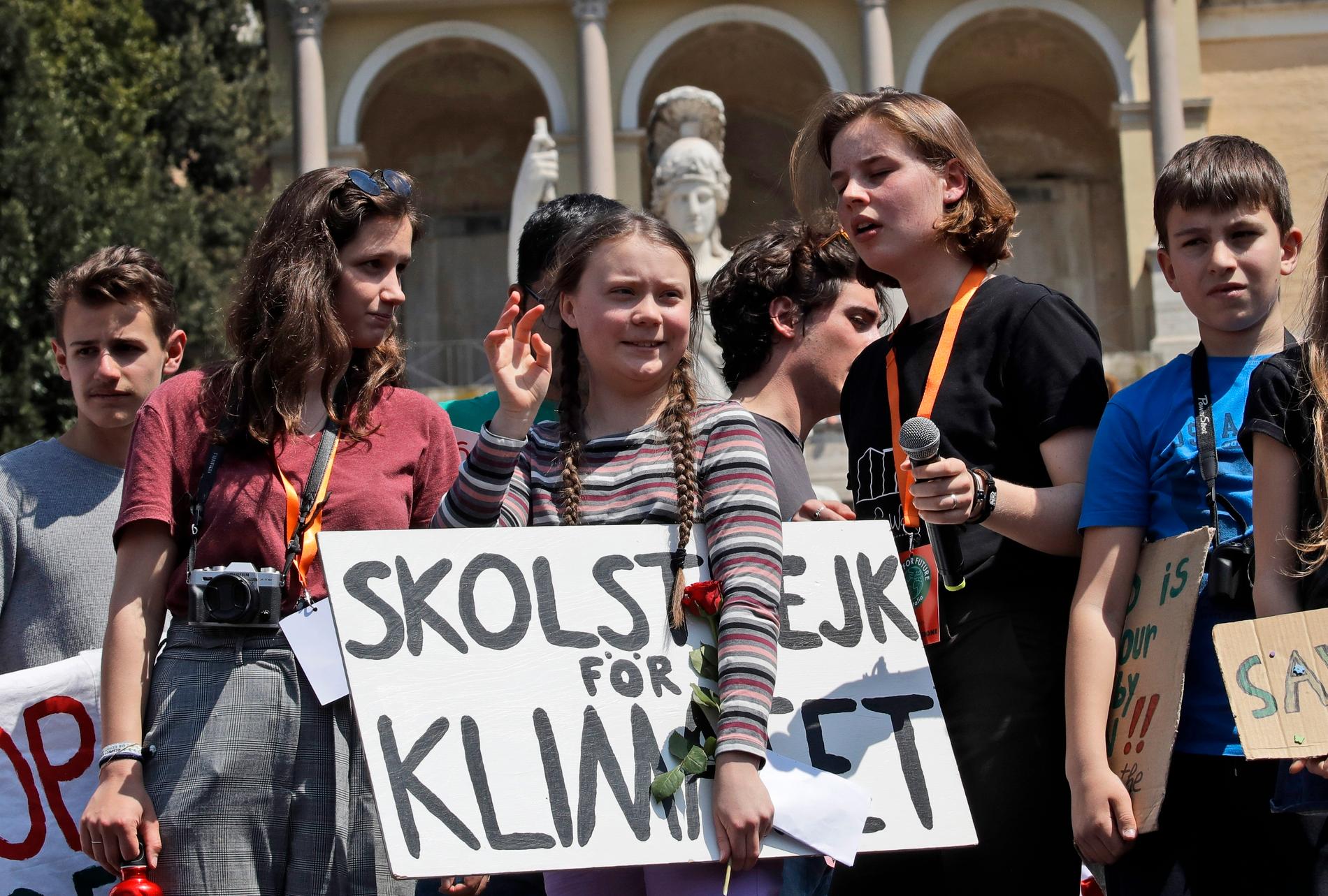 Greta Thunberg tillsammans med italienska ungdomar i Rom under en skolstrejk för klimatet. Arkivbild.