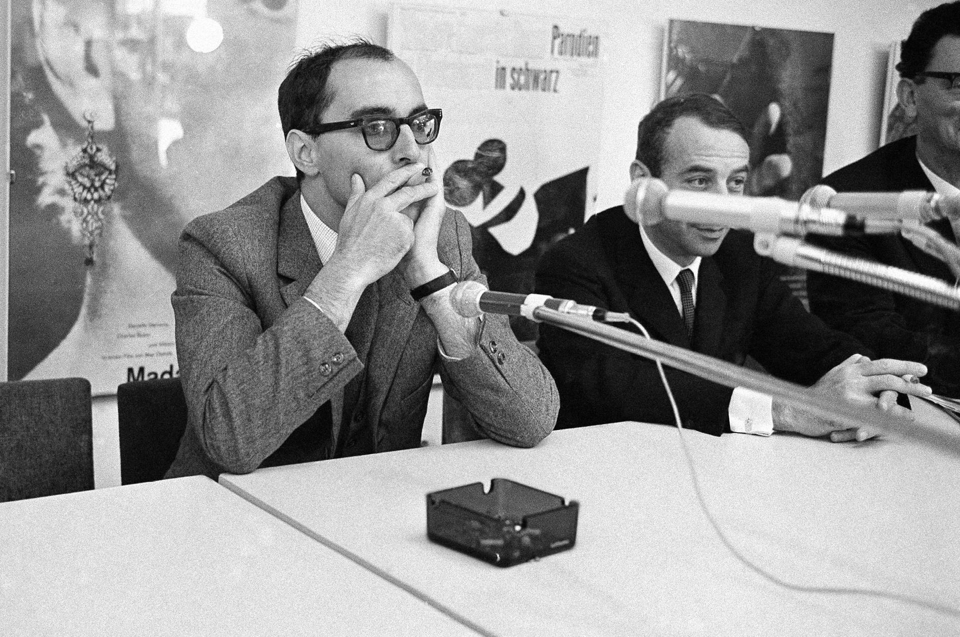 Jean-Luc Godard tar rökpaus på Berlins filmfestival 1966.