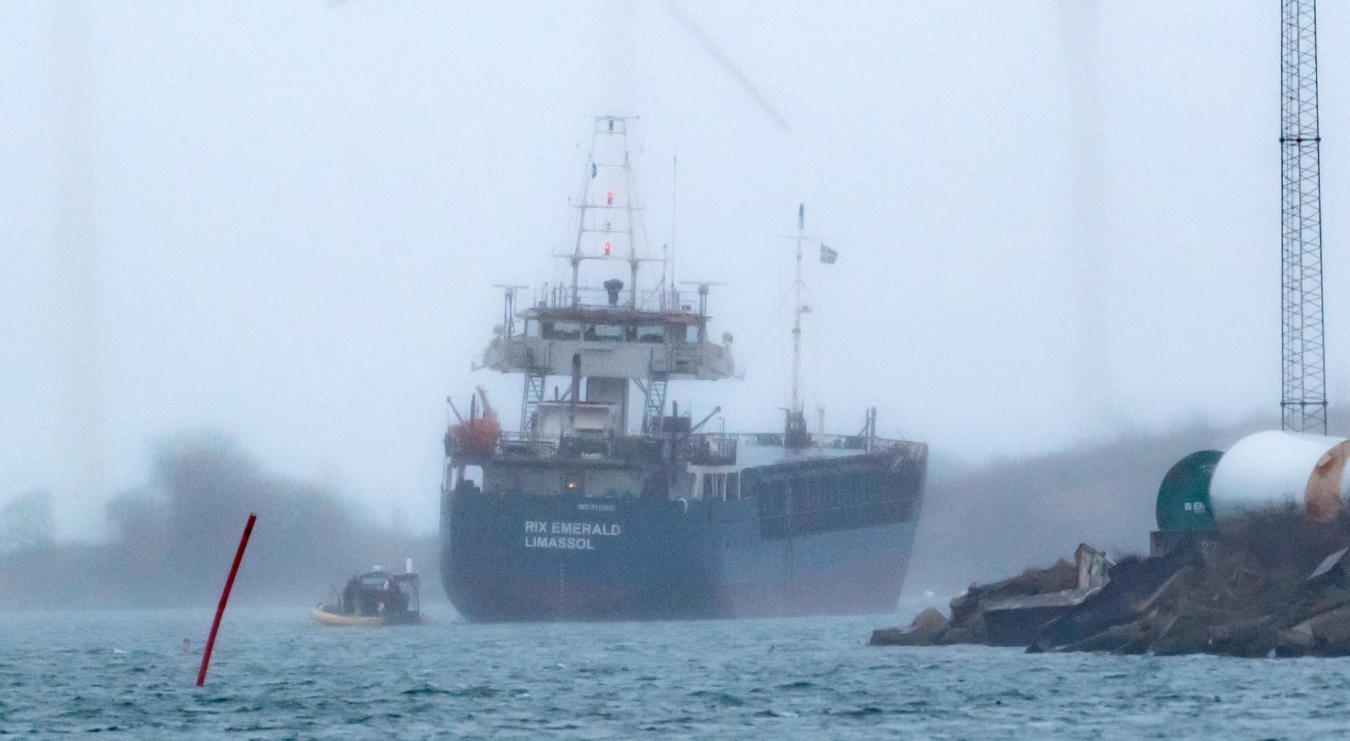 Kustbevakningen undersöker det 90 meter långa lastfartyget Rix Emerald som gått på grund i hamnen i Landskrona.