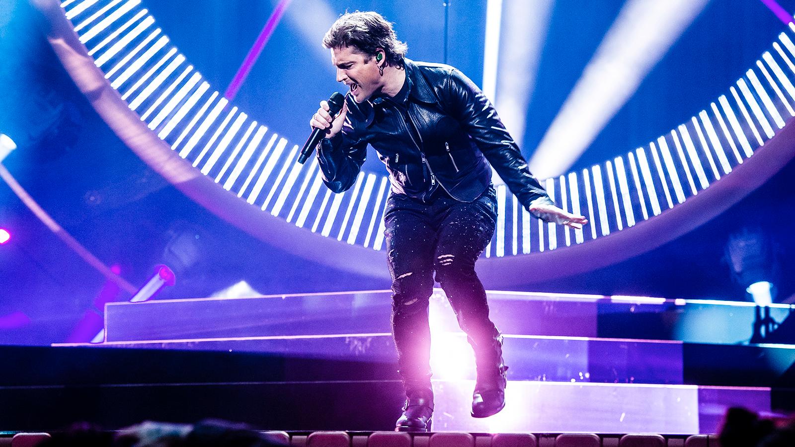 Andreas Johnson sjunger ”Army of us” i Melodifestivalen.
