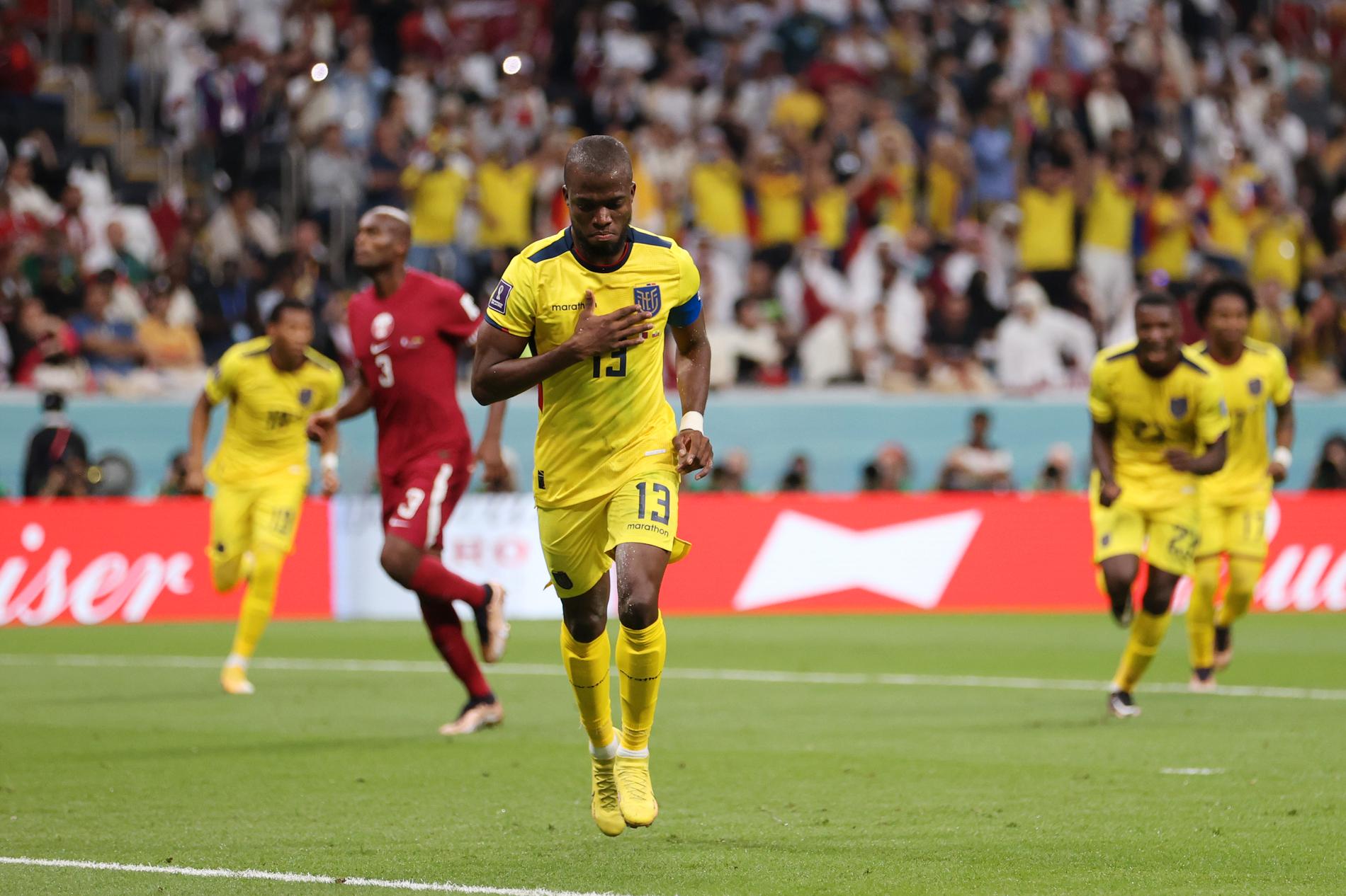 Enner Valencia gjorde båda målen för Ecuador i VM-premiären mot Qatar.