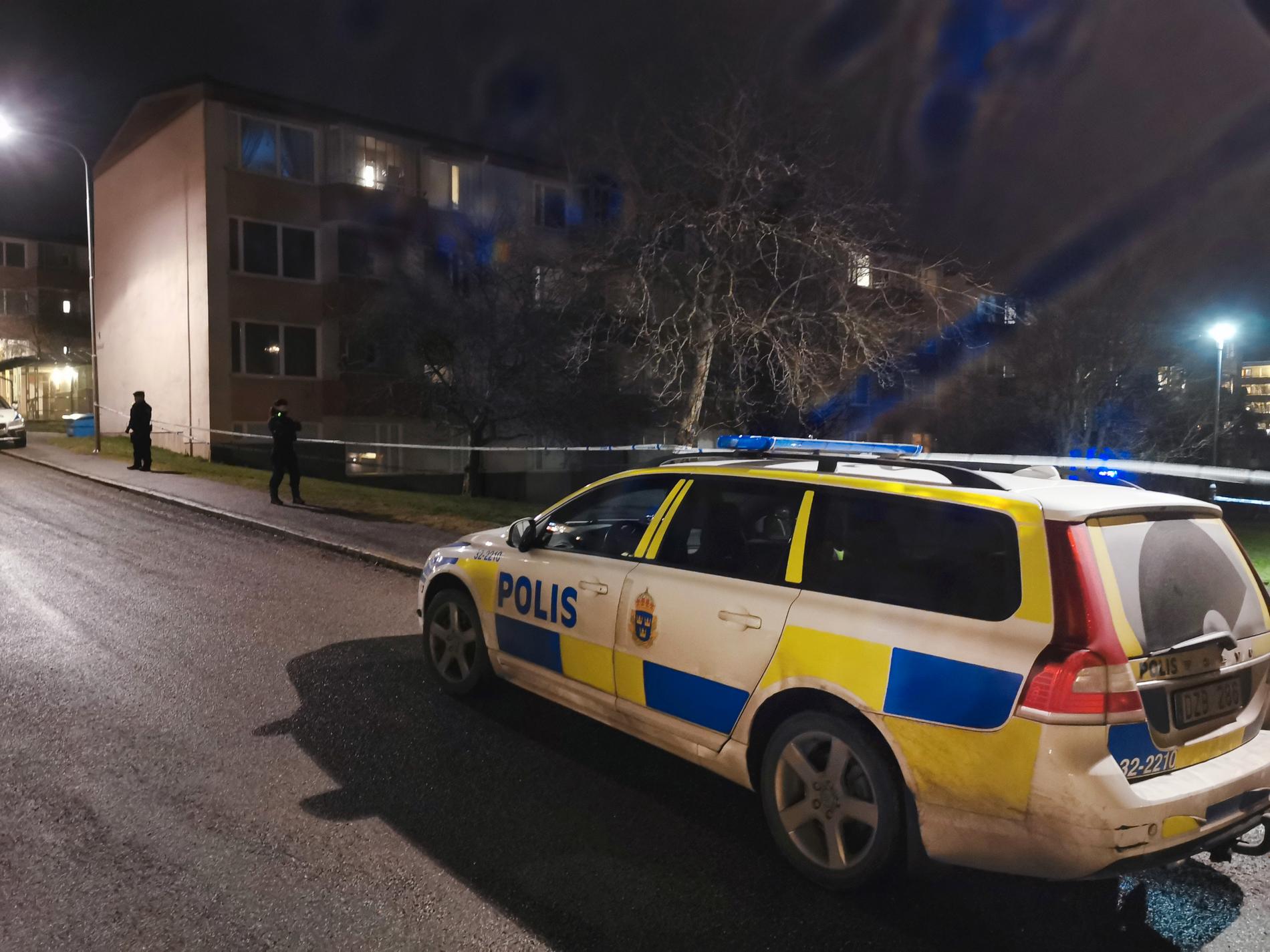 En man är förd till sjukhus med allvarliga skador efter en skottlossning i Skogås, i Huddinge kommun, söder om Stockholm.