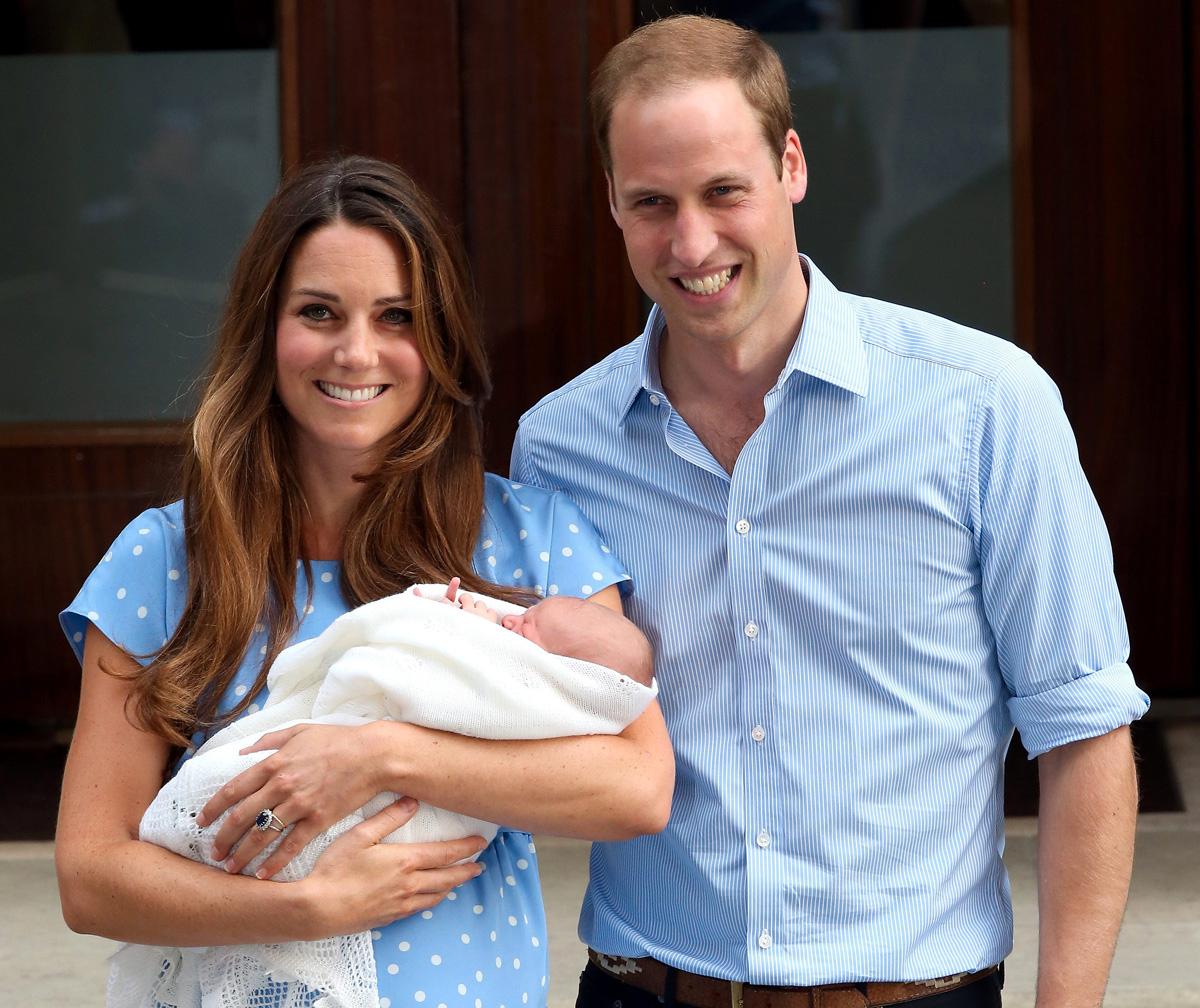 Hertiginnan Kate och prins William med den nyfödda prinsessan Charlotte...? Nej, det är i själva verket sonen prins George som syns i bild.