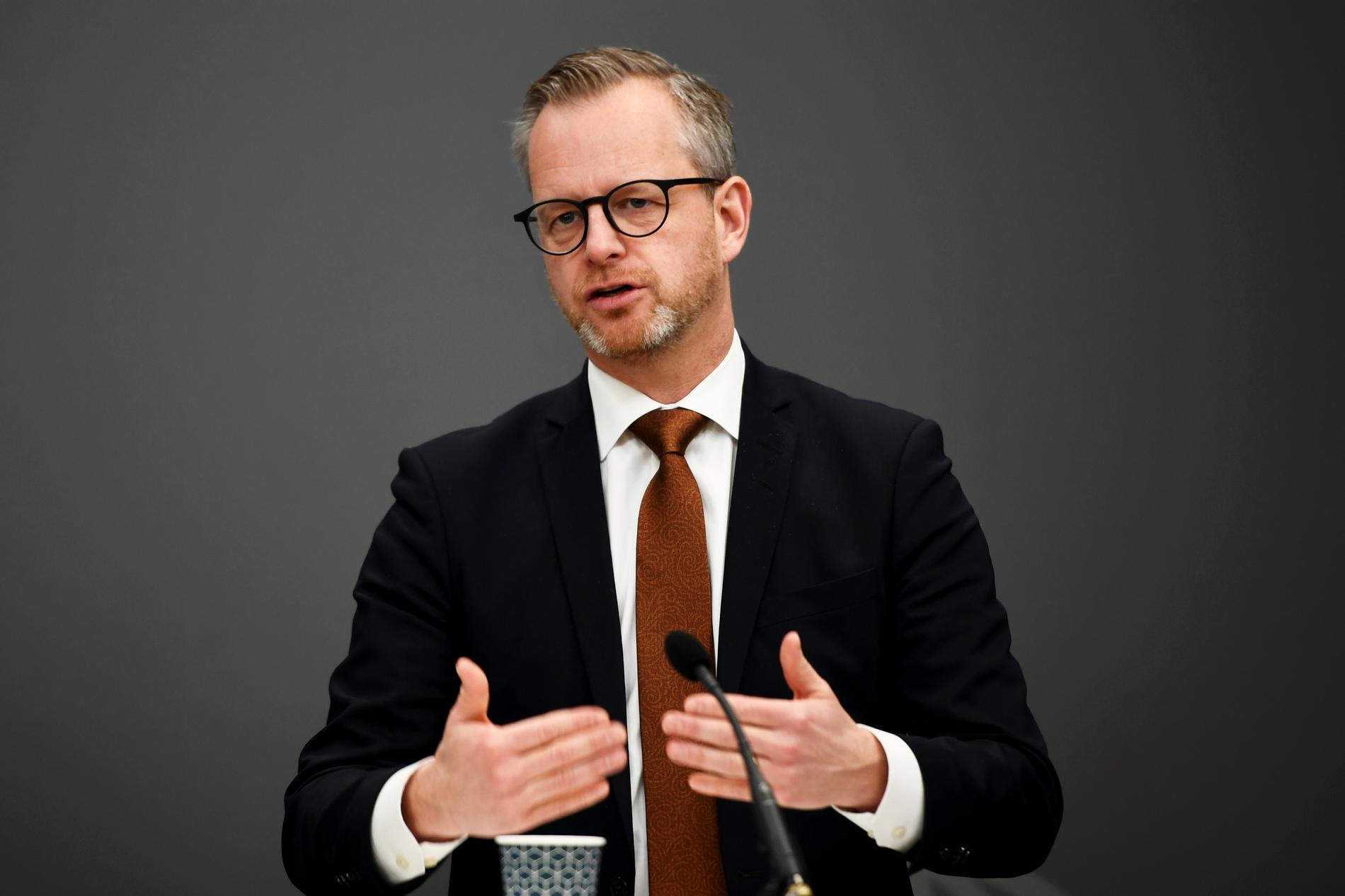 Inrikesminister Mikael Damberg (S) tar emot betänkandet "Åtgärder i gränsnära områden" vid en pressträff i Rosenbad.