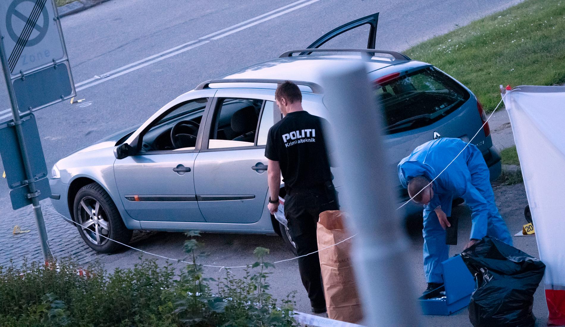 Polis på plats efter att två män med gängkopplingar skjutits ihjäl i en svenskregistrerad bil i Köpenhamnsförorten Herlev. 