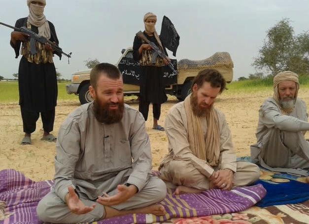 Svensken Johan Gustafsson sitter som gisslan i Mali tillsammans med  Stephen Malcolm, sydafrikan med brittiskt medborgarskap och holländaren Sjaak Rijke. Här vädjar de efter myndigheters hjälp i en intervju med al-Jazira.