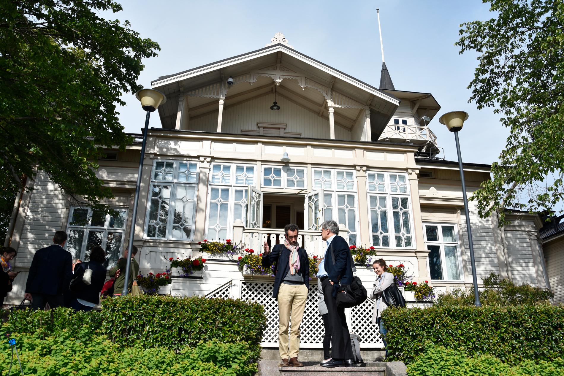 Villa Bjälbo är de finländska statsministrarnas eleganta residens i Mejlans i västra Helsingfors. Här har regeringarna hållit hov i 100 år nu, sedan starten 1919.