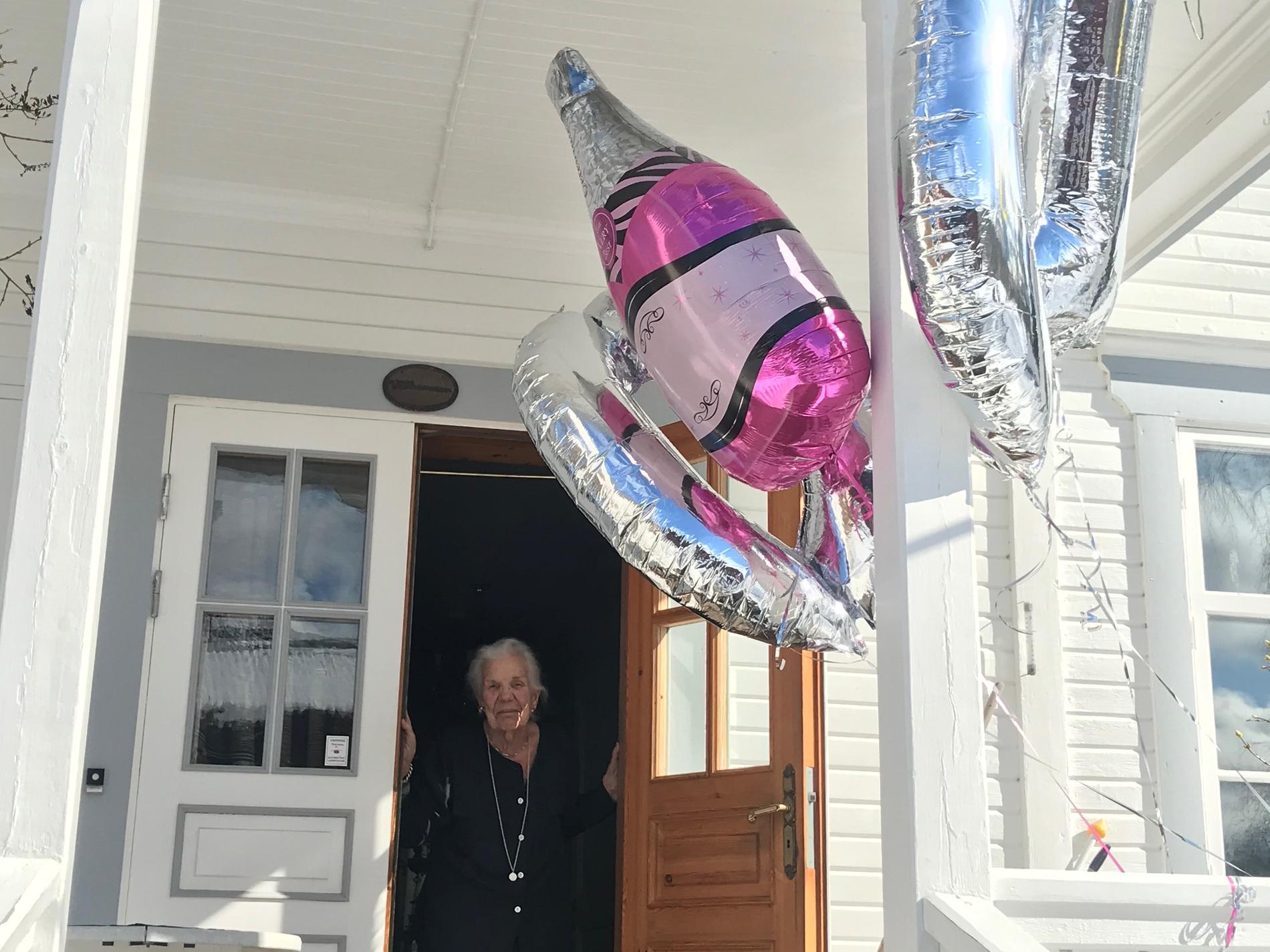 Barnbarnet Henrik Lekman överraskade mormor Carin med ballonger och tårta.