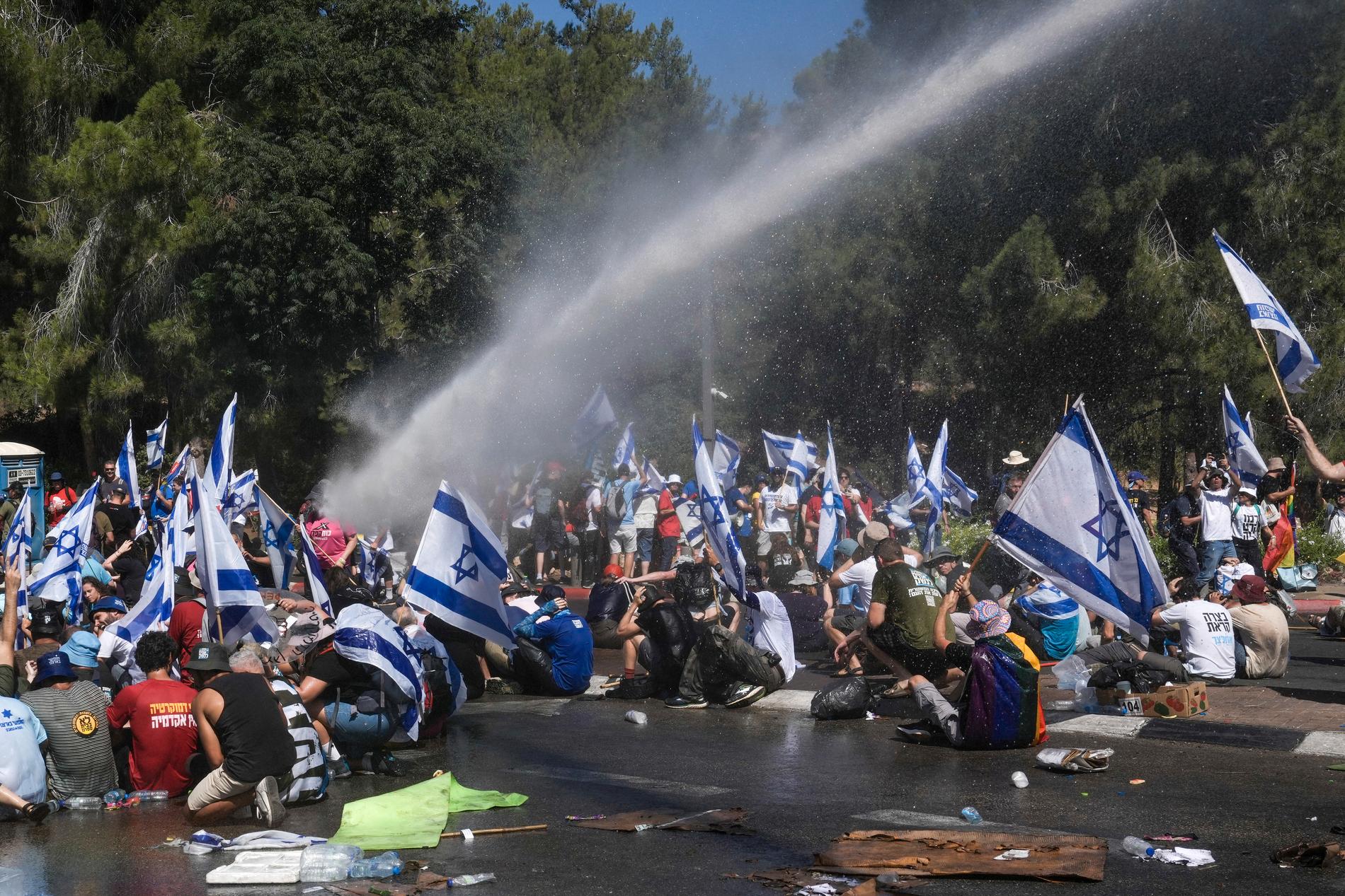 Vattenkanoner riktas mot demonstranterna.