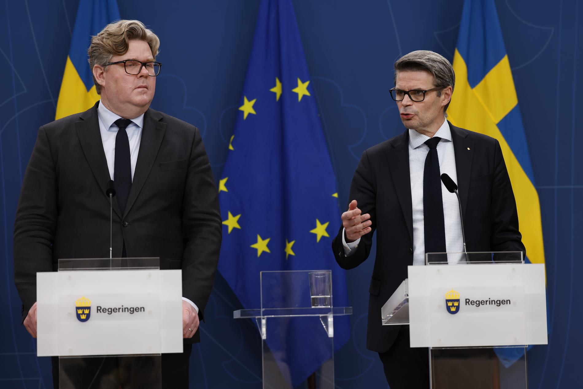 Justiteminister Gunnar Strömmer tillsammans med Fredrik Hallström, tf operativ chef på Säkerhetspolisen.