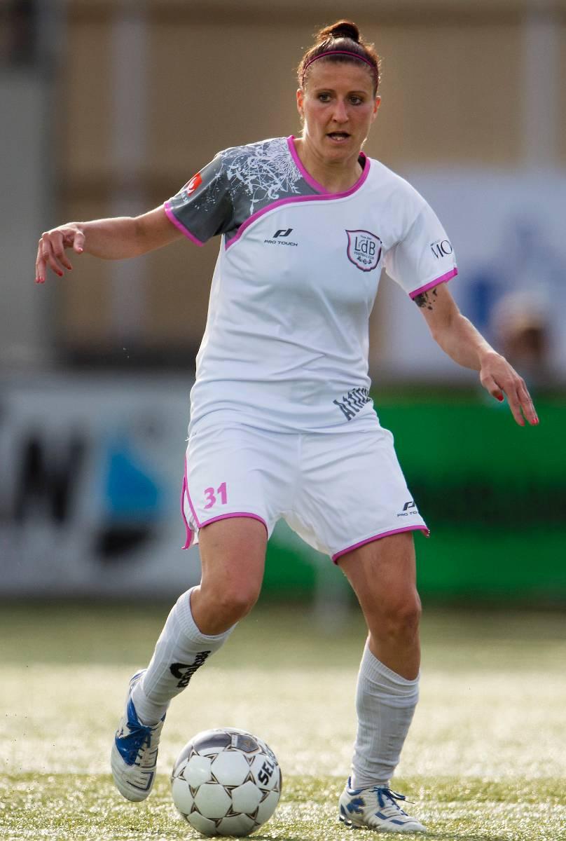 Stressigt schema Tysklands landslagsstjärna Anja Mittag är en del av den tyska landslagstruppen som redan har samlats för att vässa formen – samtidigt är hon en viktig kugge i de två resterande matcher med klubblaget LdB FC Malmö.