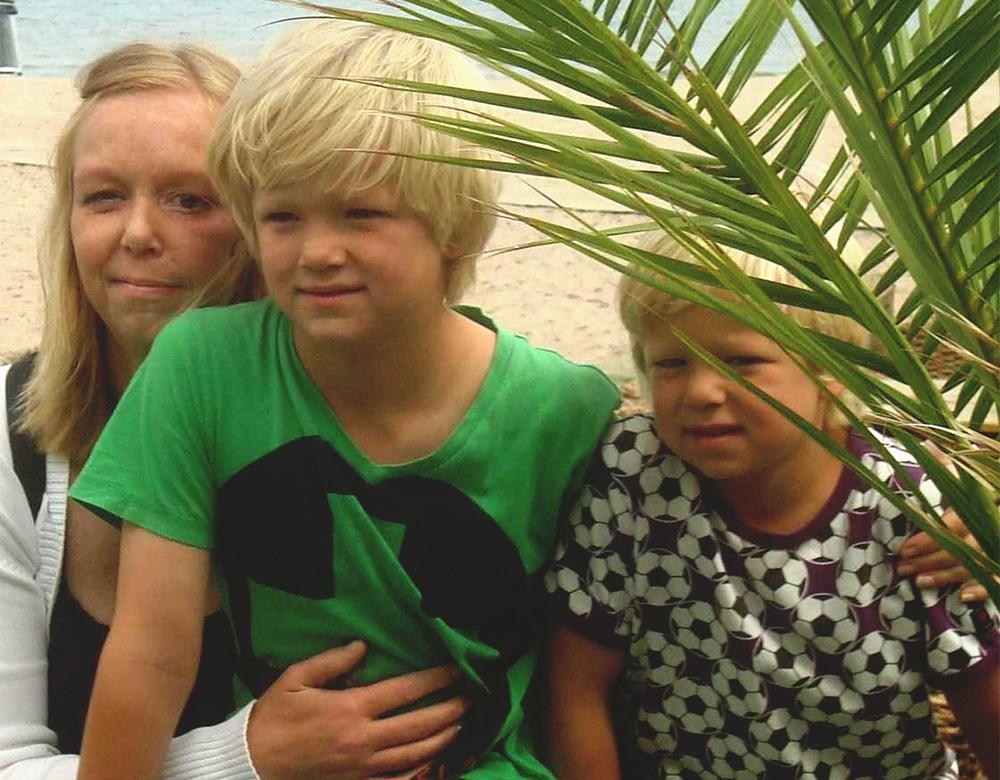 Liam, i mitten, med sin mamma och lillebror under en semester i Varberg.