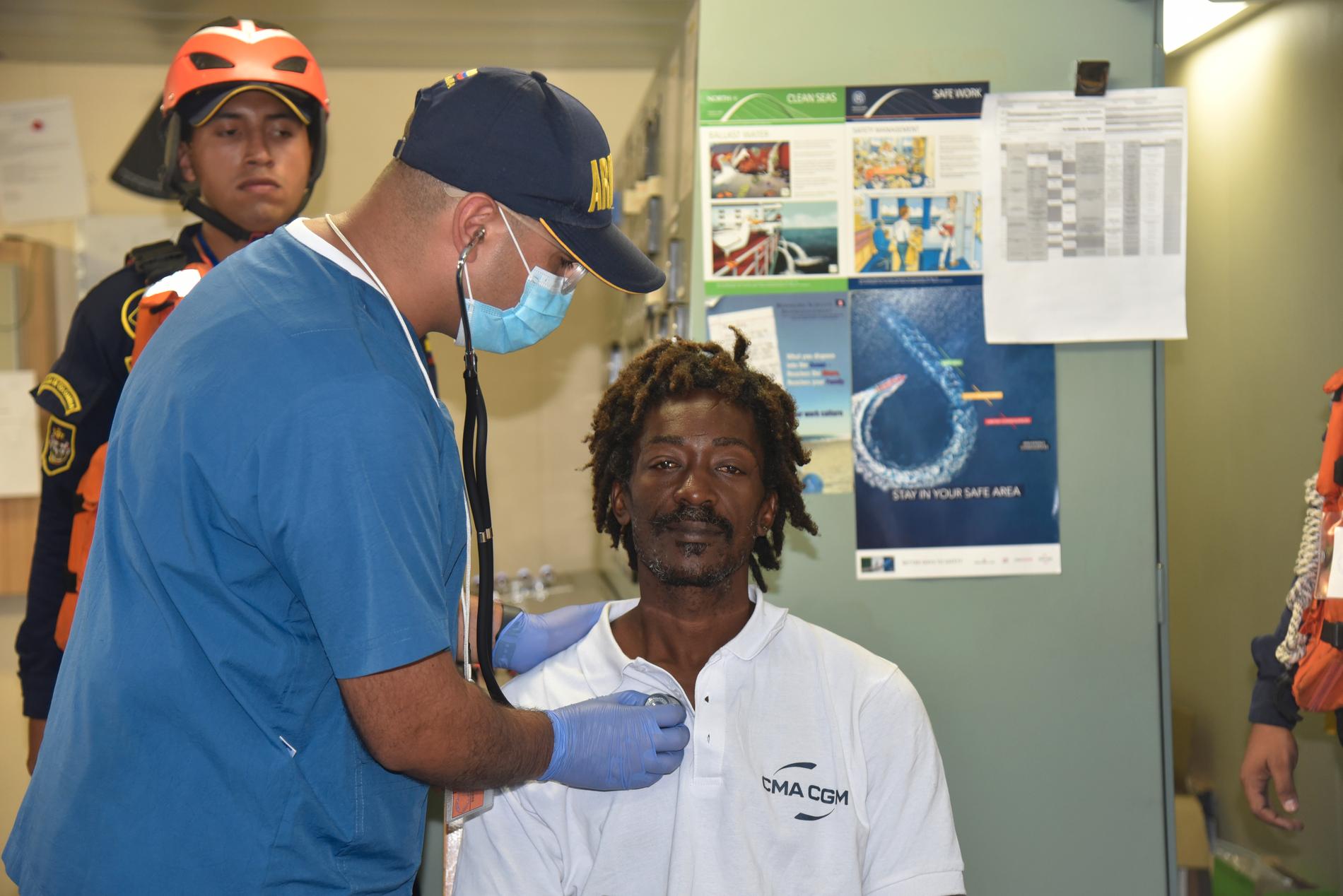Den räddade Elvis François undersöks av läkare i Colombia efter 24 dagar till sjöss utan mycket mat.