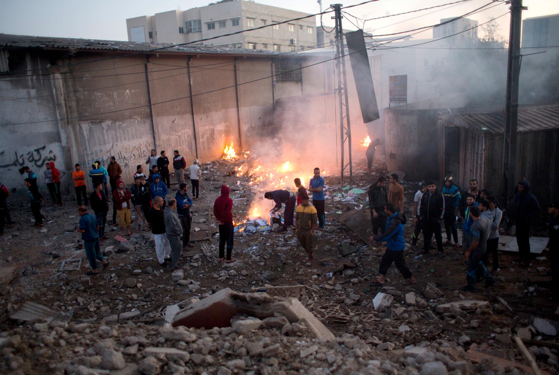 Bränder i Gaza efter israeliska flygattacker i helgen.