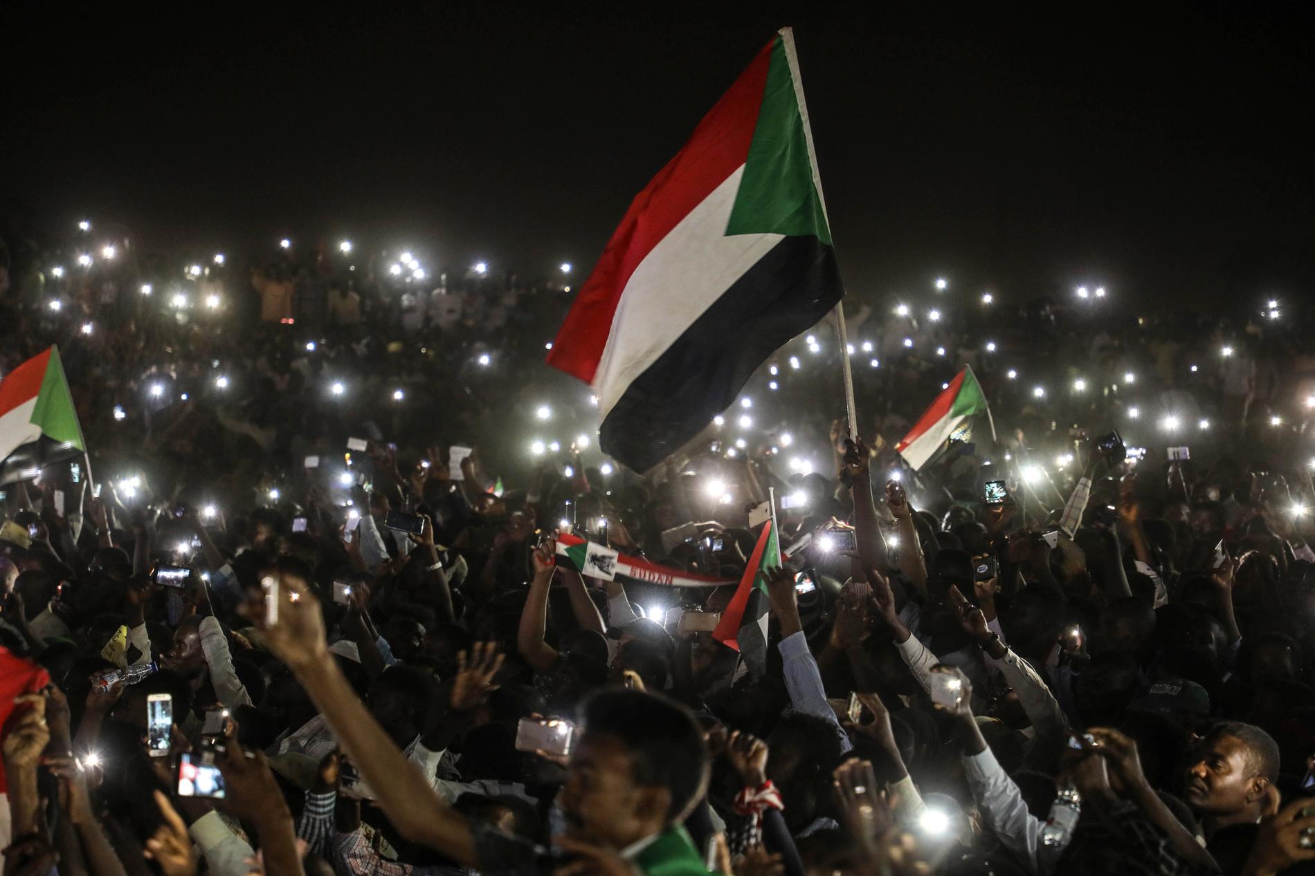 Sudan är fortfarande i kris, men i det senaste årets revolution finns ljusglimtar och hopp om en demokratisk framtid. Bilden är tagen vid protesterna utanför militärens högkvarter i Khartum, tio dagar efter diktatorn Omar al-Bashirs fall i april förra året. Arkivbild.