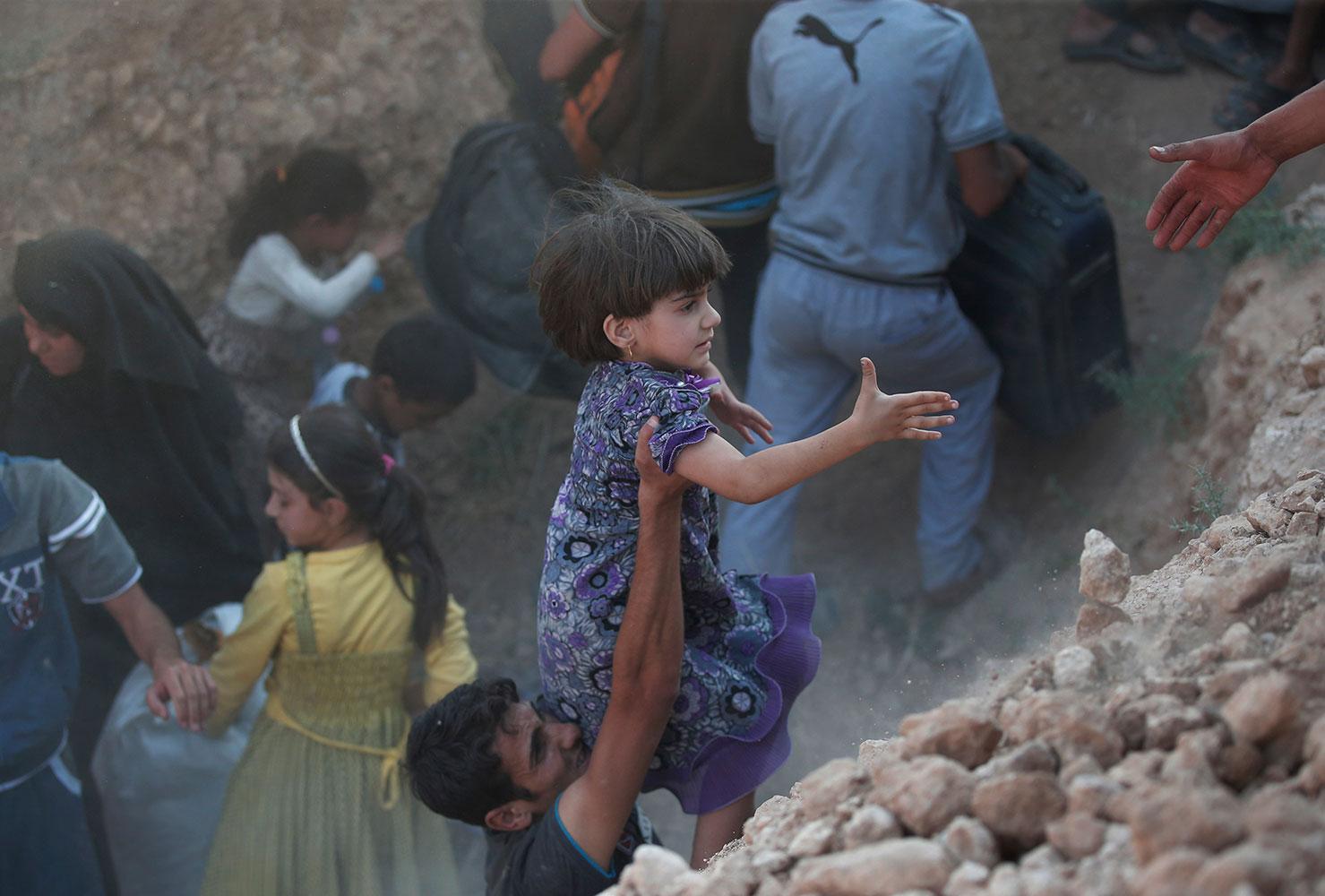 Syriska flyktingar flyr hårda strider mellan IS och kurdisk grilla sommaren 2015.