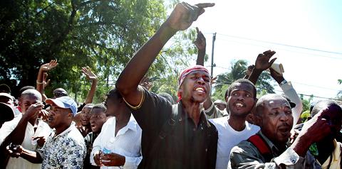 ilskan Men människorna i Port-au-Prince verkar inte nöjda med organiserings-försöken. ”Regeringen har stulit folkets pengar”, ropar Hermann Othello, i mitten av demonstranterna på stadens gator.