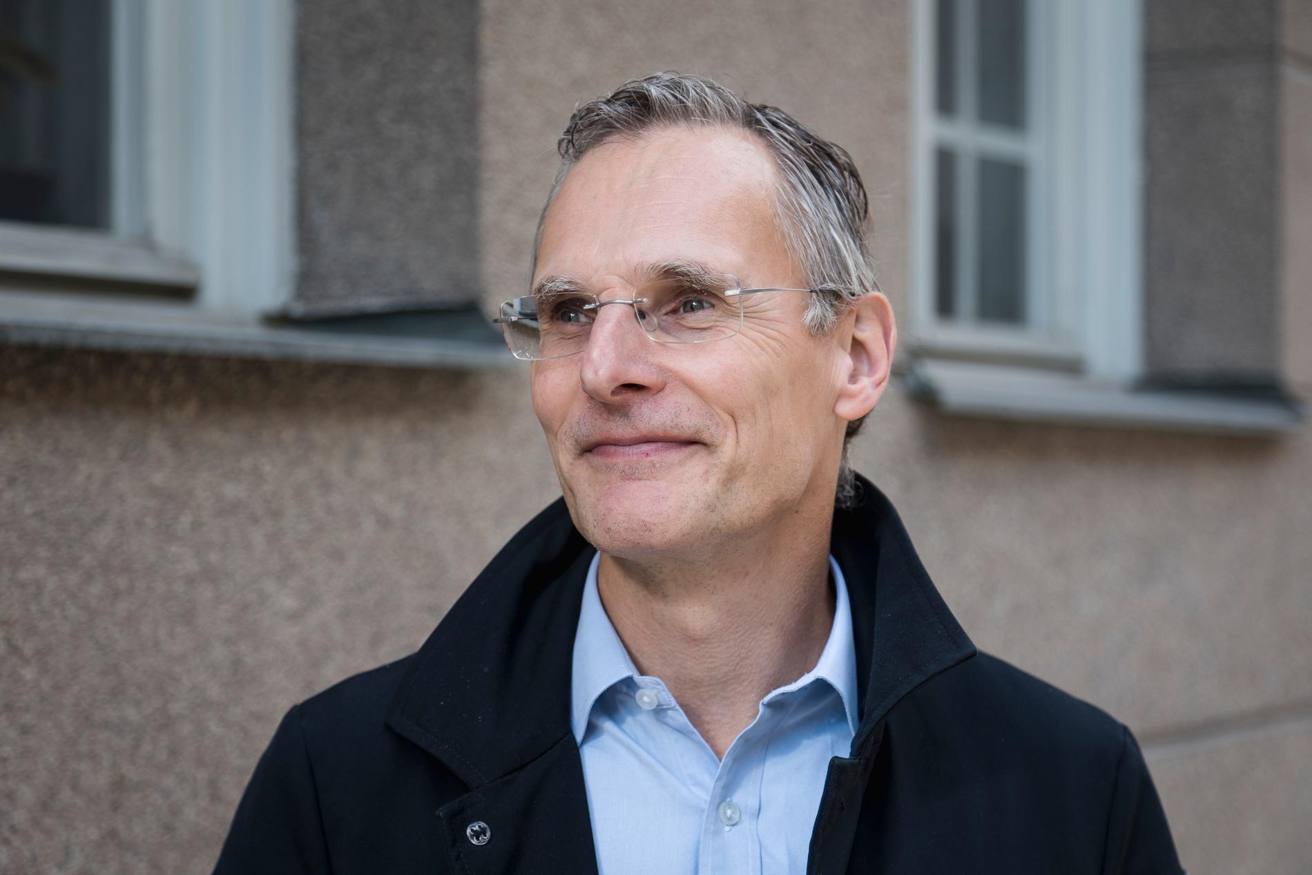 Johan Nordenfelt, informationschef på mäklarfirman Erik Olsson, bekräftar att färre personer gǻr på visningar just nu och många av de som dyker upp dessutom är mer avvaktande.