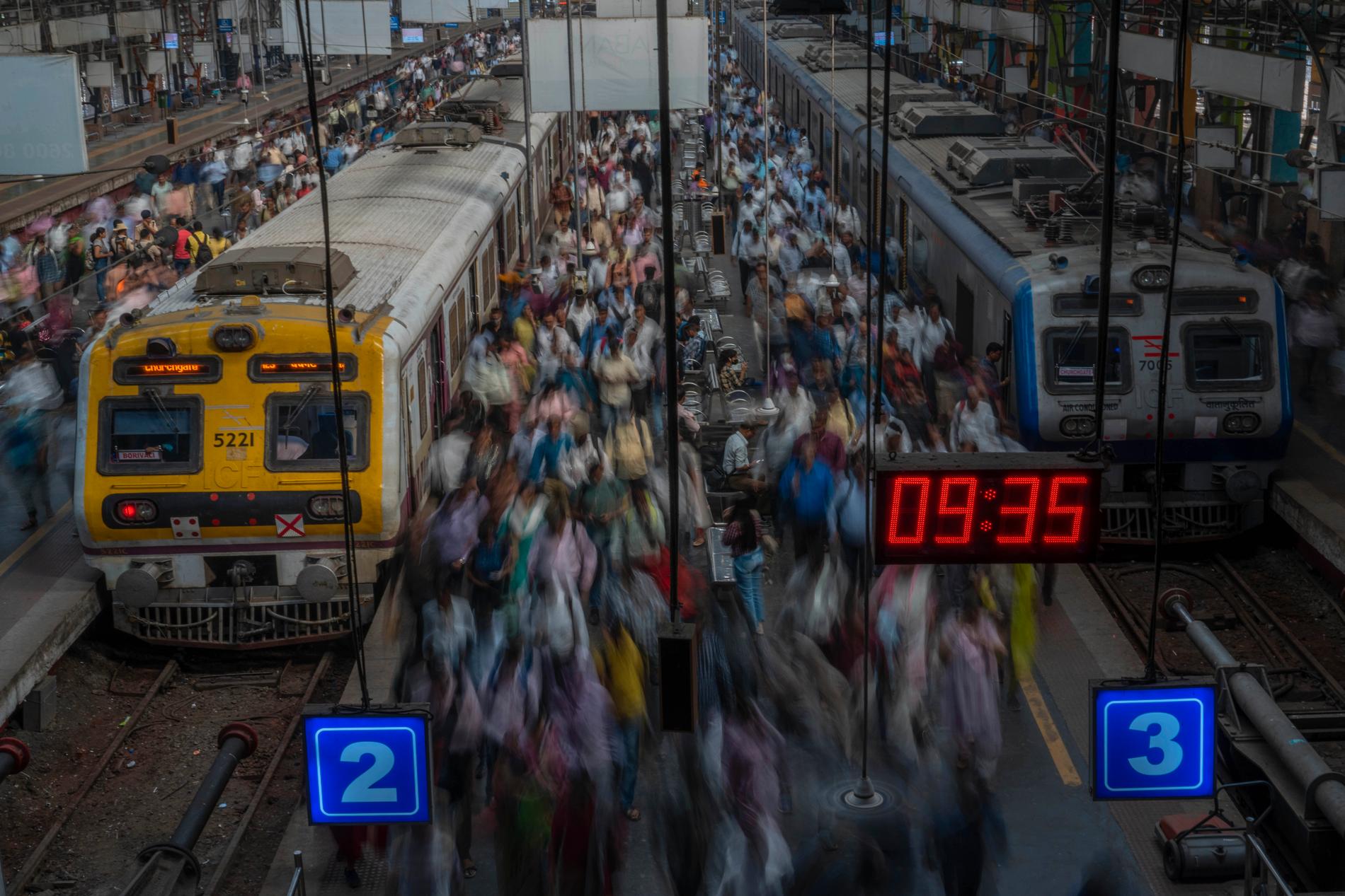 Pendlarna myllrar på Church Gate-stationen i Bombay, en av Indiens största städer, i november förra året.