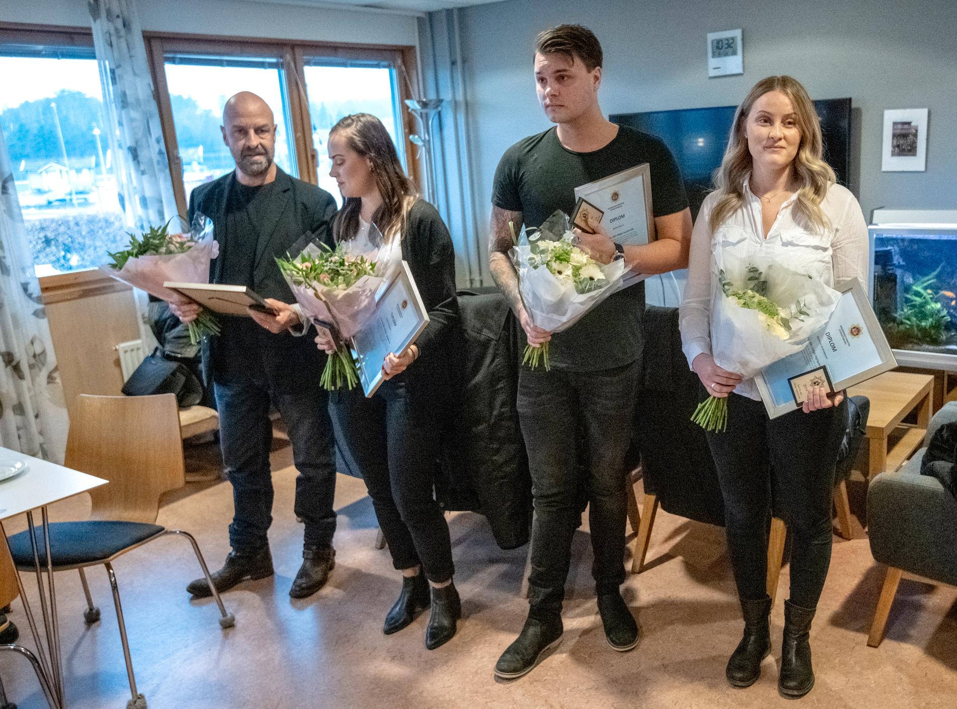 Lennart Andreasson, Patricia Downes, Raphael Storck och Siobhan Andreasson prisades vid en ceremoni på Öjersjö brandstation för sin insats att rädda en svårt skadad man ur en brinnande villa.