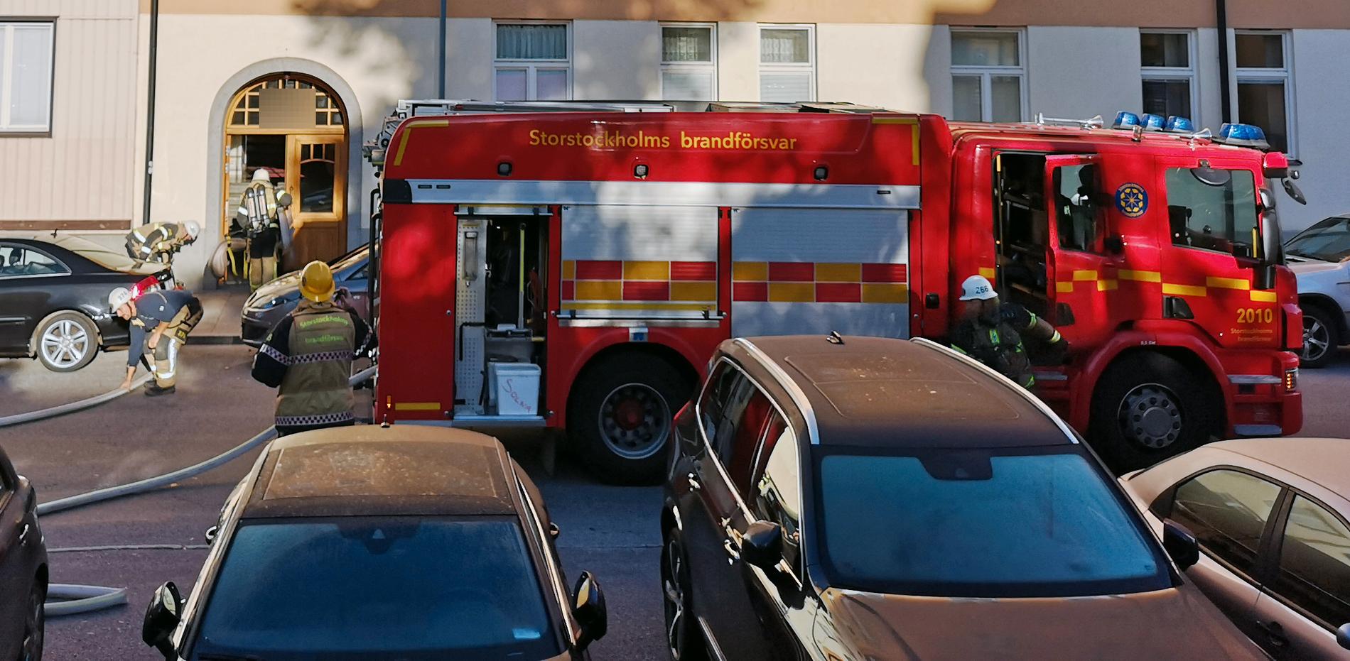 En person har skadats i samband med en lägenhetsbrand i centrala Sundbyberg.
