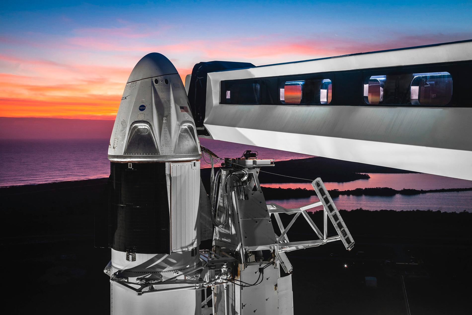 En bild från Space X som visar kapseln Crew Dragon monterad högst upp på en Falcon 9-raket på Kennedy Space Center i Florida. Den första obemannade testflygningen med ekipaget är schemalagd till klockan 20.48 svensk tid nästa lördag.